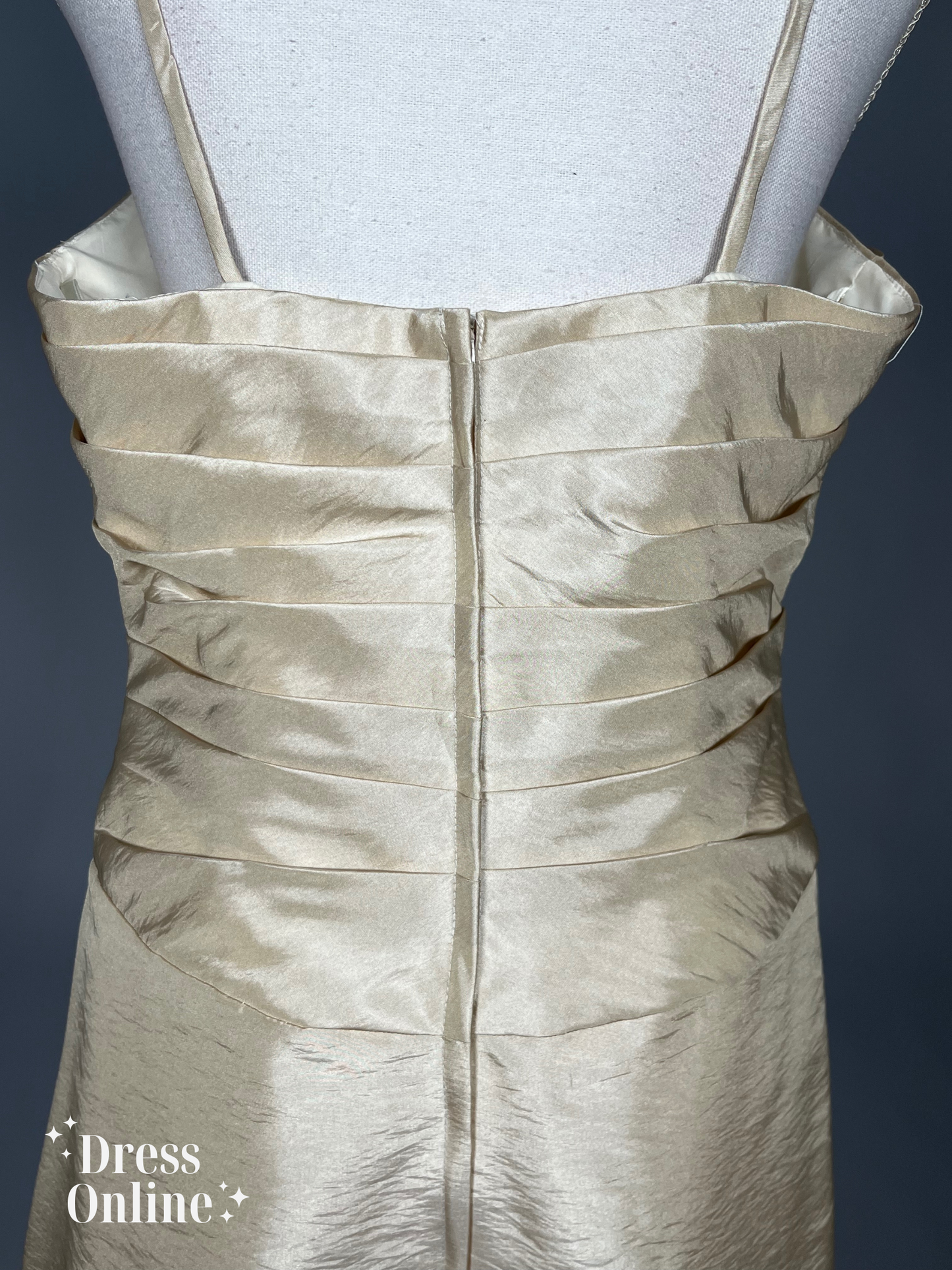 Gouden Avondjurk met Gedrapeerde Details en Spaghettibandjes Maat L -282