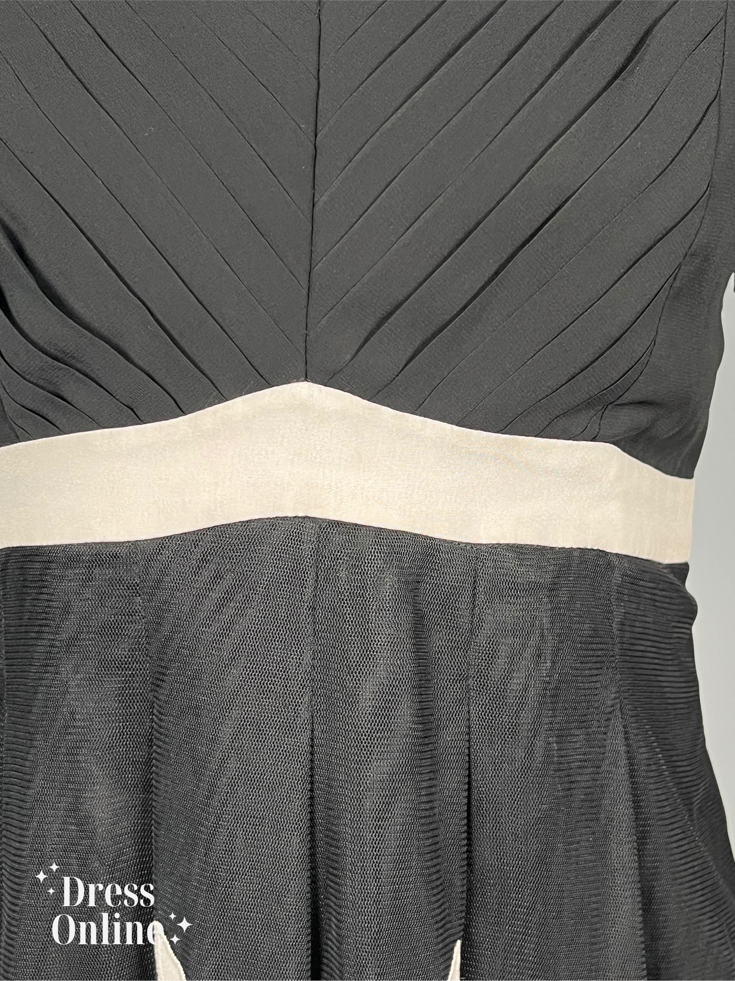 π€ Chic in Zwart: XS Cocktailjurk met Plooi Detail en Witte Patronen π