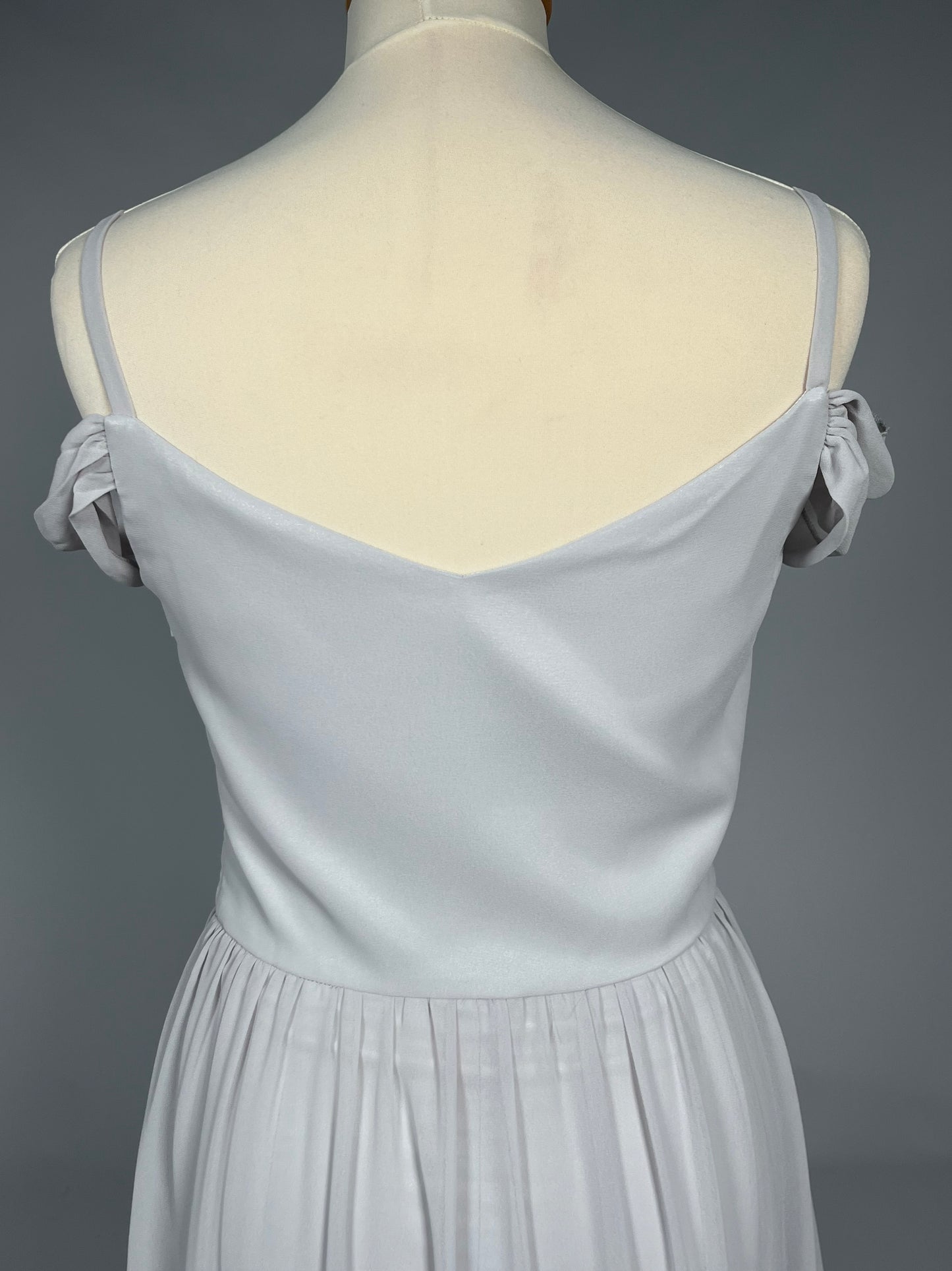 Elegante Lichtgrijze Galajurk met Schouderdetails - Chi Chi London - Maat 38