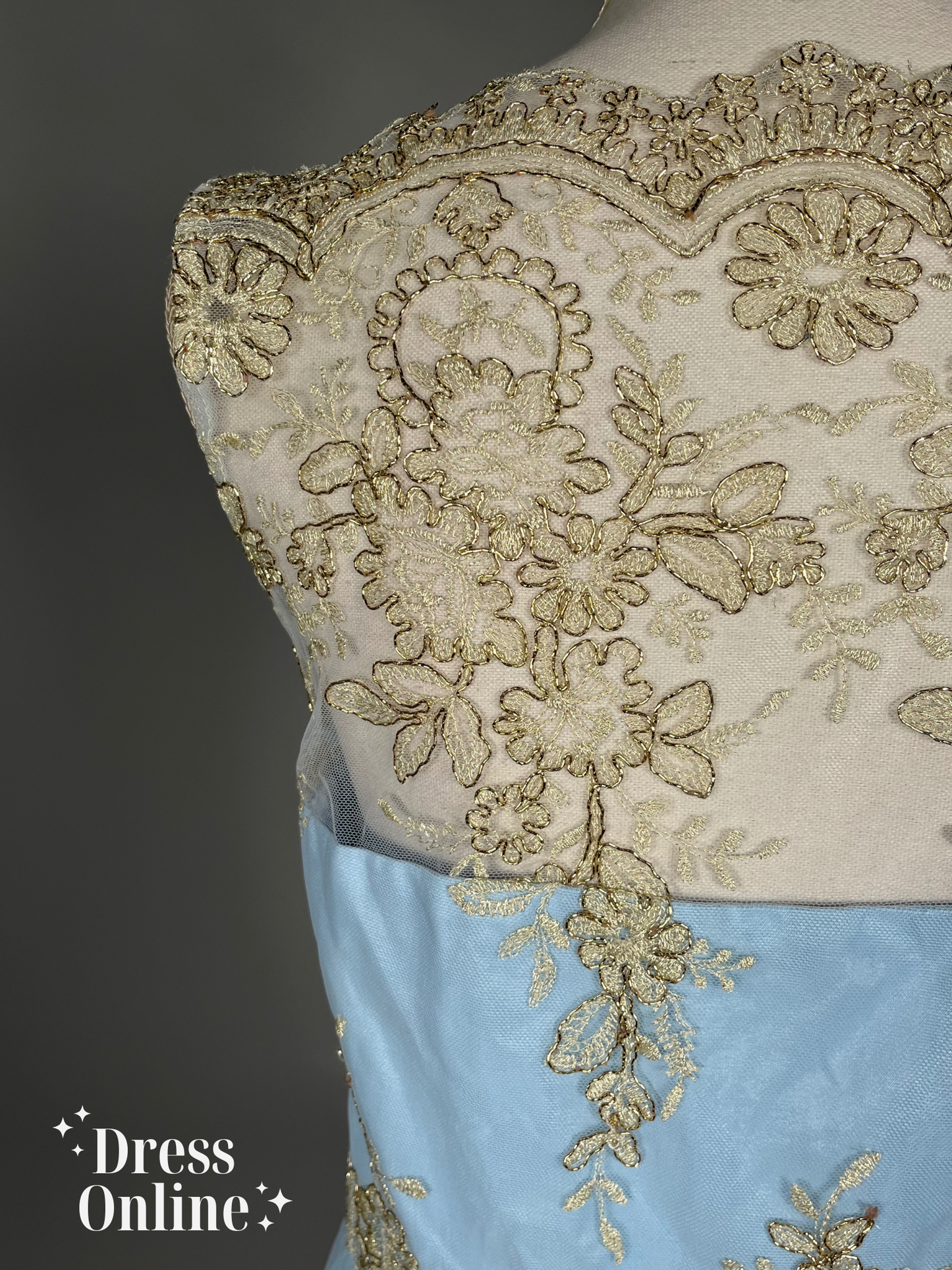 Chique Lichtblauwe Avondjurk met Gouden Borduursel - Maat M - 359