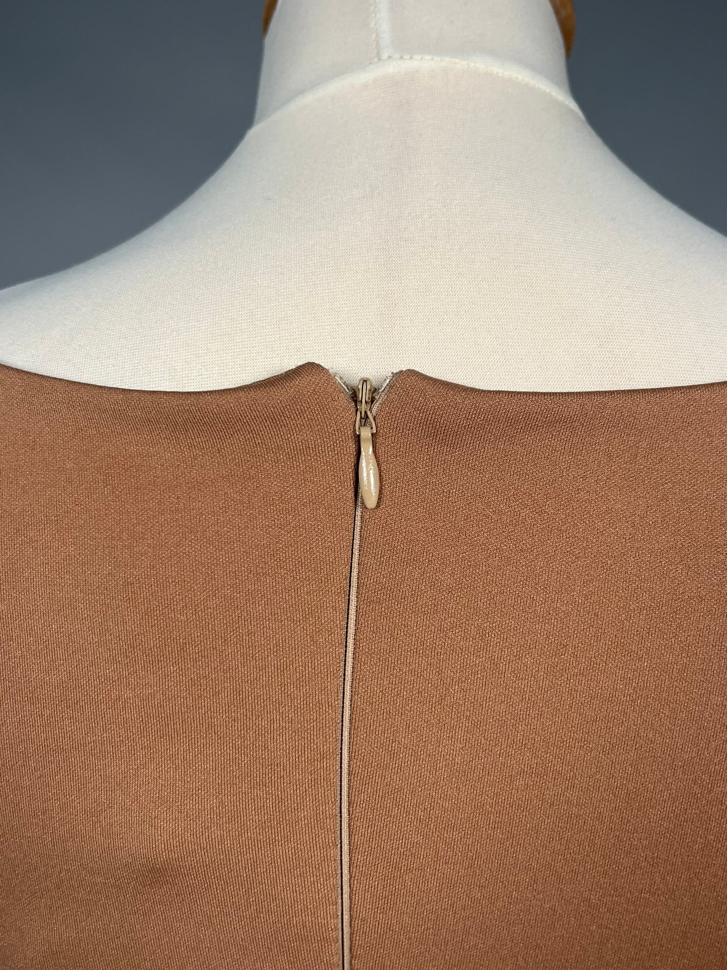 Elegante Cognackleurige Galajurk met Drapering
