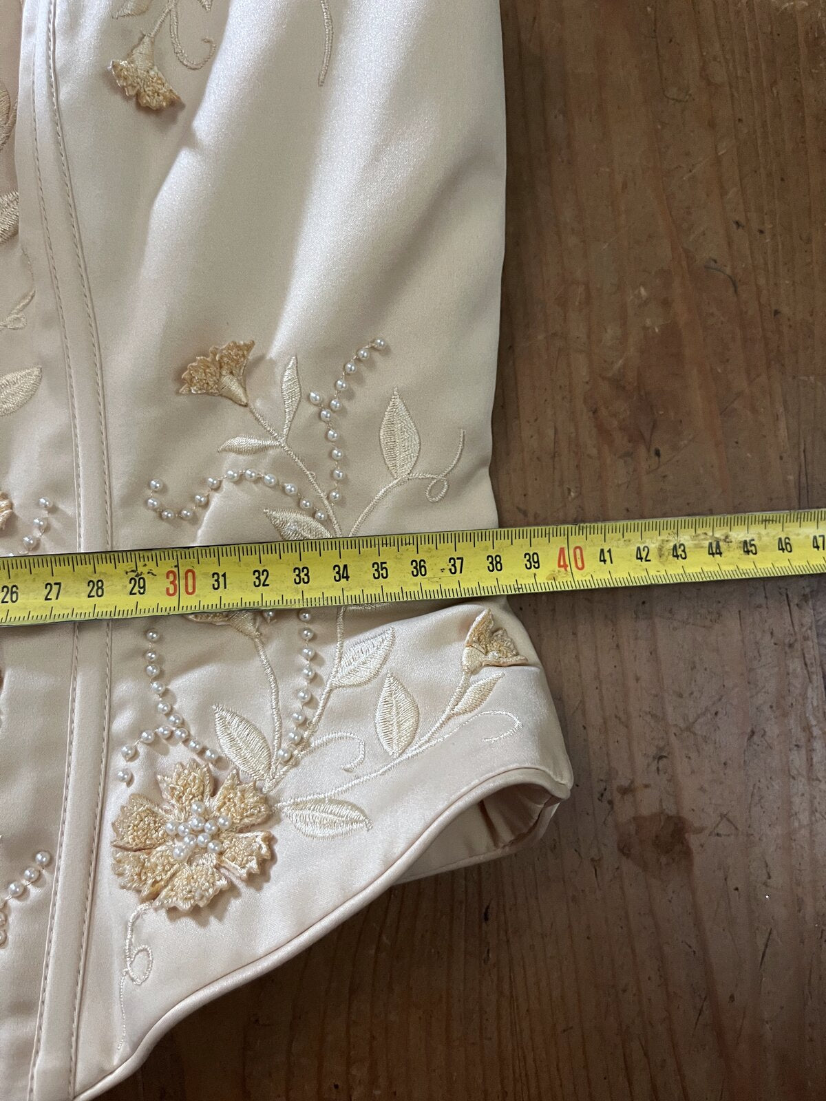 020 Champagnekleurige Jurk met Rozen en Parels