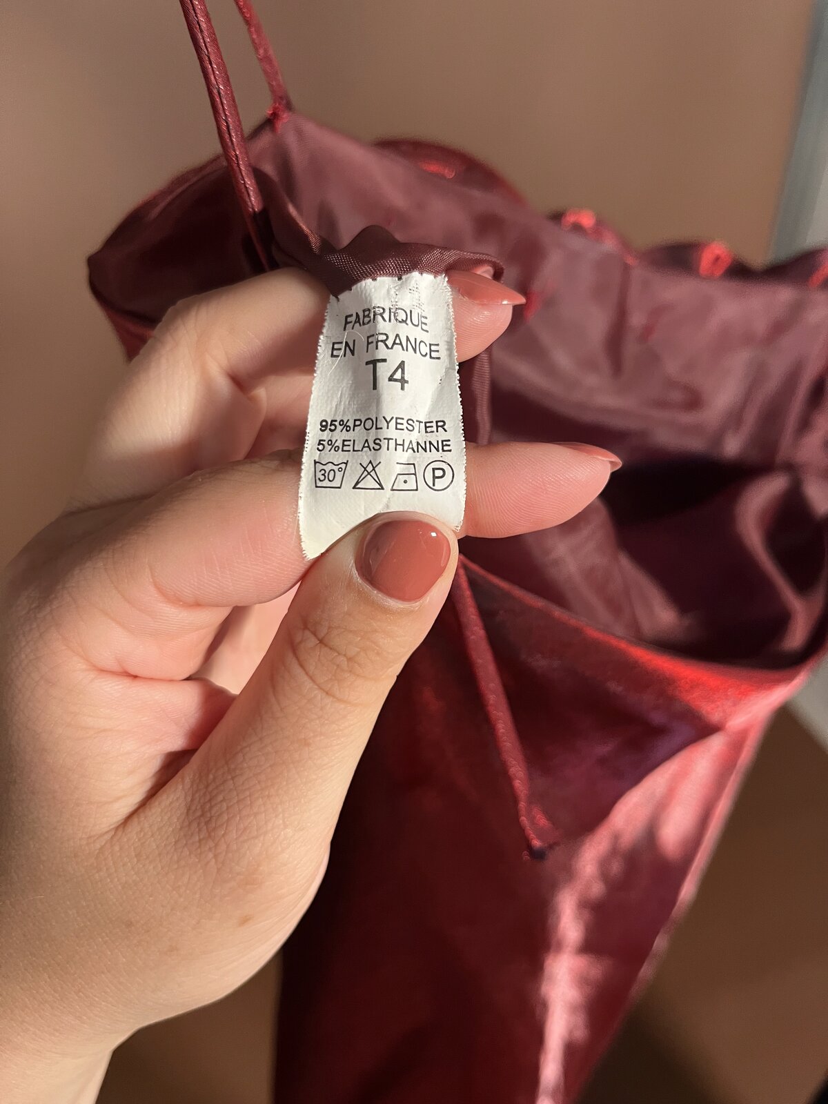 039 Bordeaux Satijnen Jurk met Rozen Detail