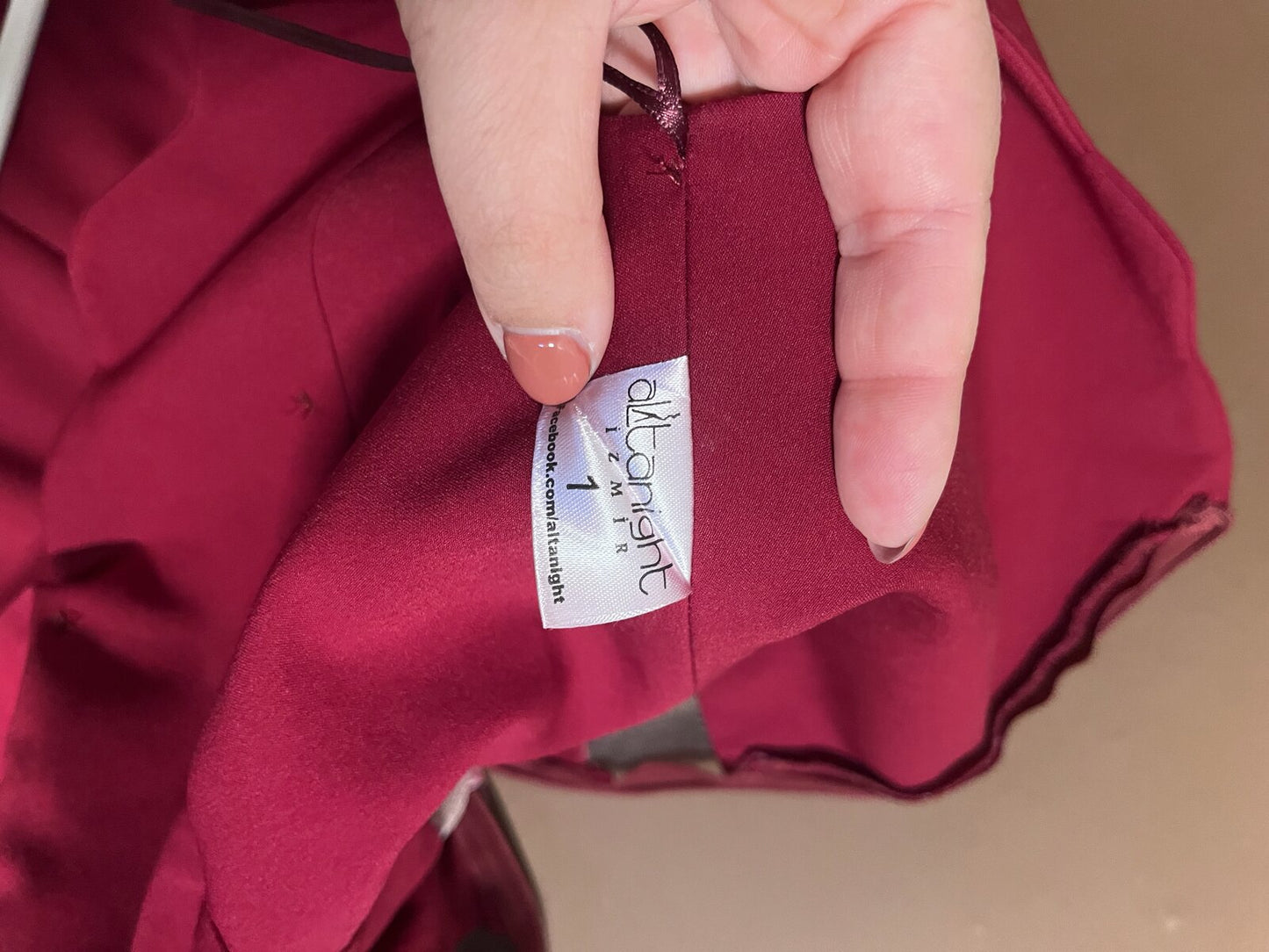 065 Framboosrode Jurk met Gegolfde Off-Shoulder Hals – Altanight