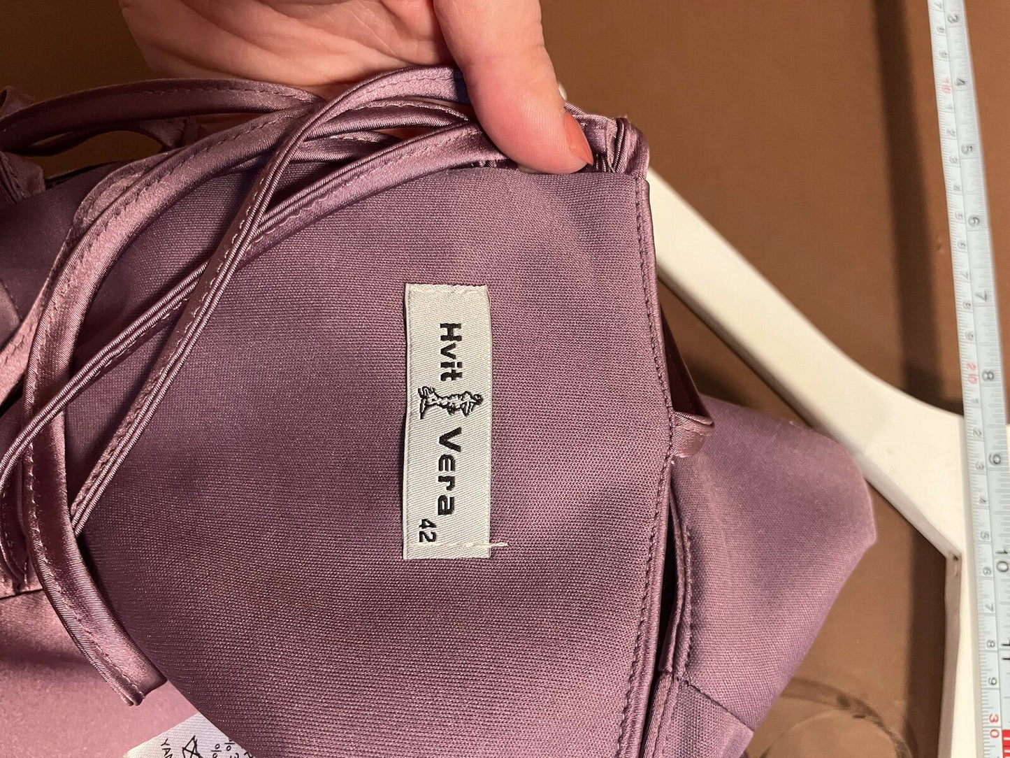 061 Mauve Satijnen Galajurk met Veterrug – Hvit Vera