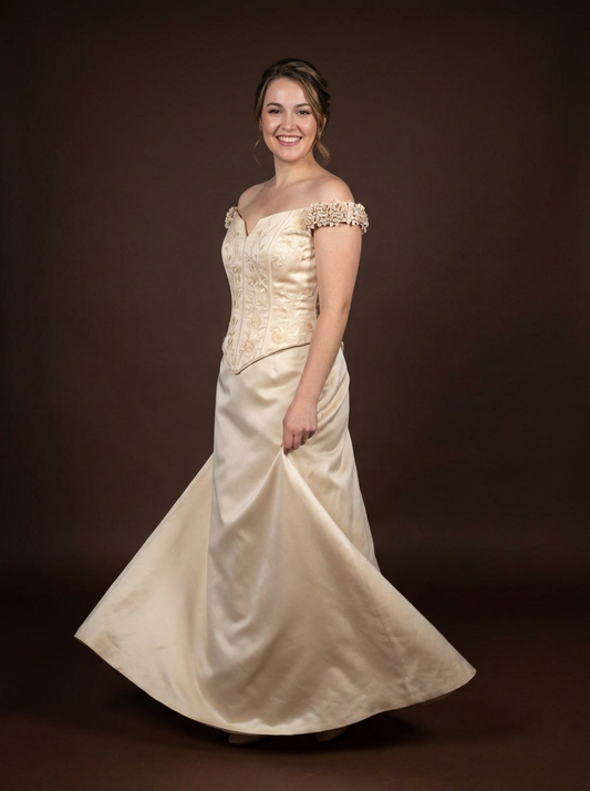 020 Champagnekleurige Jurk met Rozen en Parels