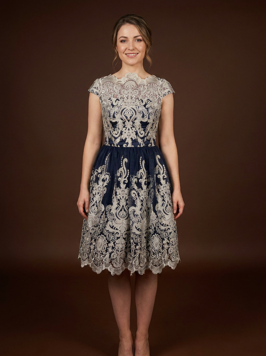 021 Marineblauwe Cocktailjurk met Goudkleurig Kant – Chi Chi London