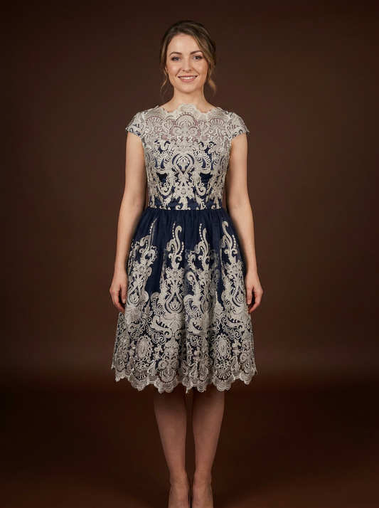 021 Marineblauwe Cocktailjurk met Goudkleurig Kant – Chi Chi London