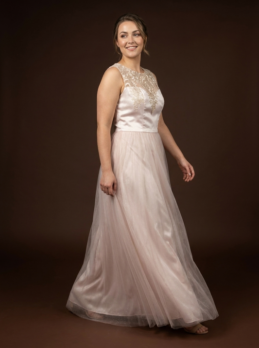 027 Zachtroze Galajurk met Kanten Bodice – Chi Chi London