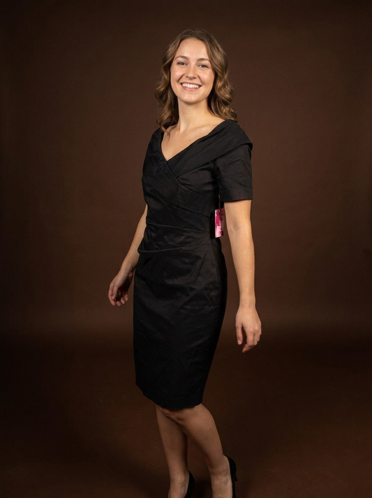 032 Elegante Zwarte Wikkeljurk met Sjaalkraag – Vera Mont