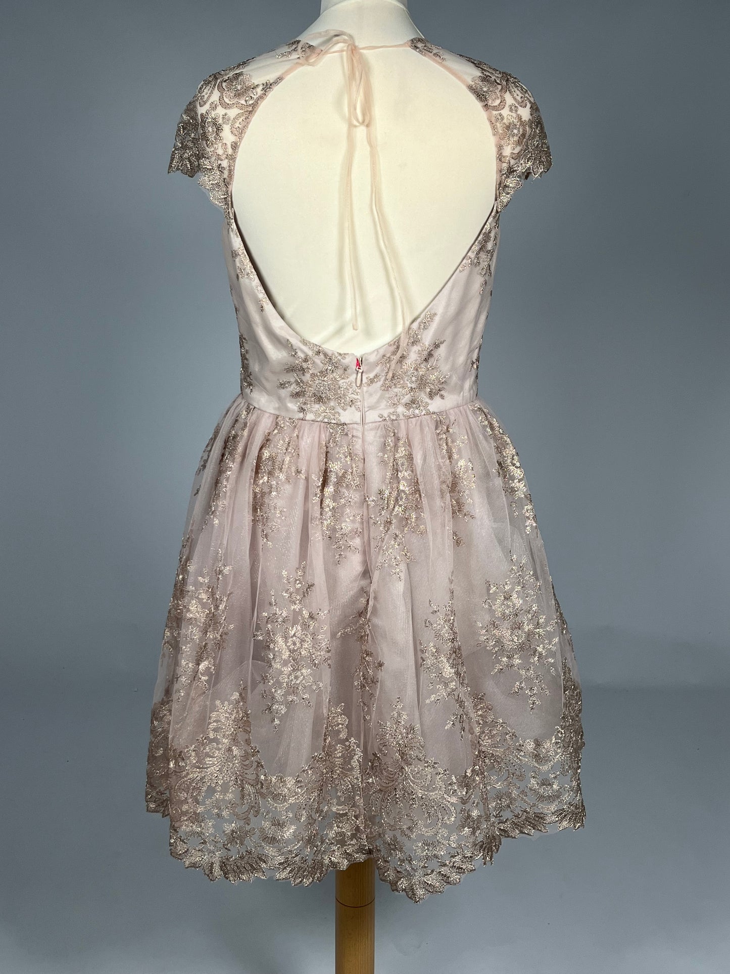 Elegante Poederroze Galajurk met Goudkleurig Borduursel
