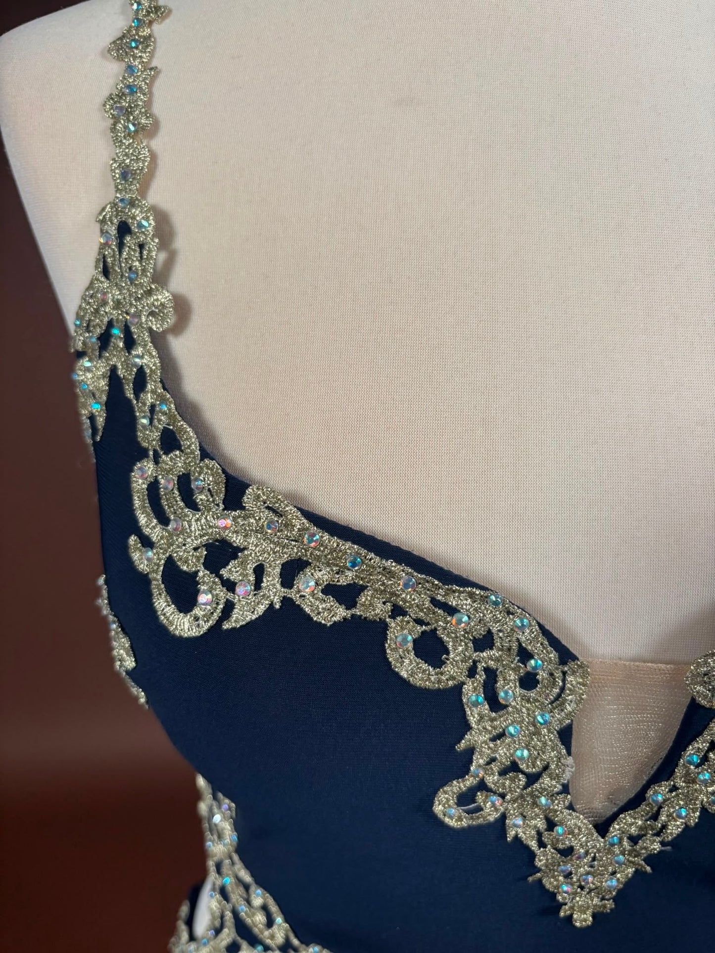 012 Marineblauwe Galajurk met Gouden Kant en Split – Jump Apparel