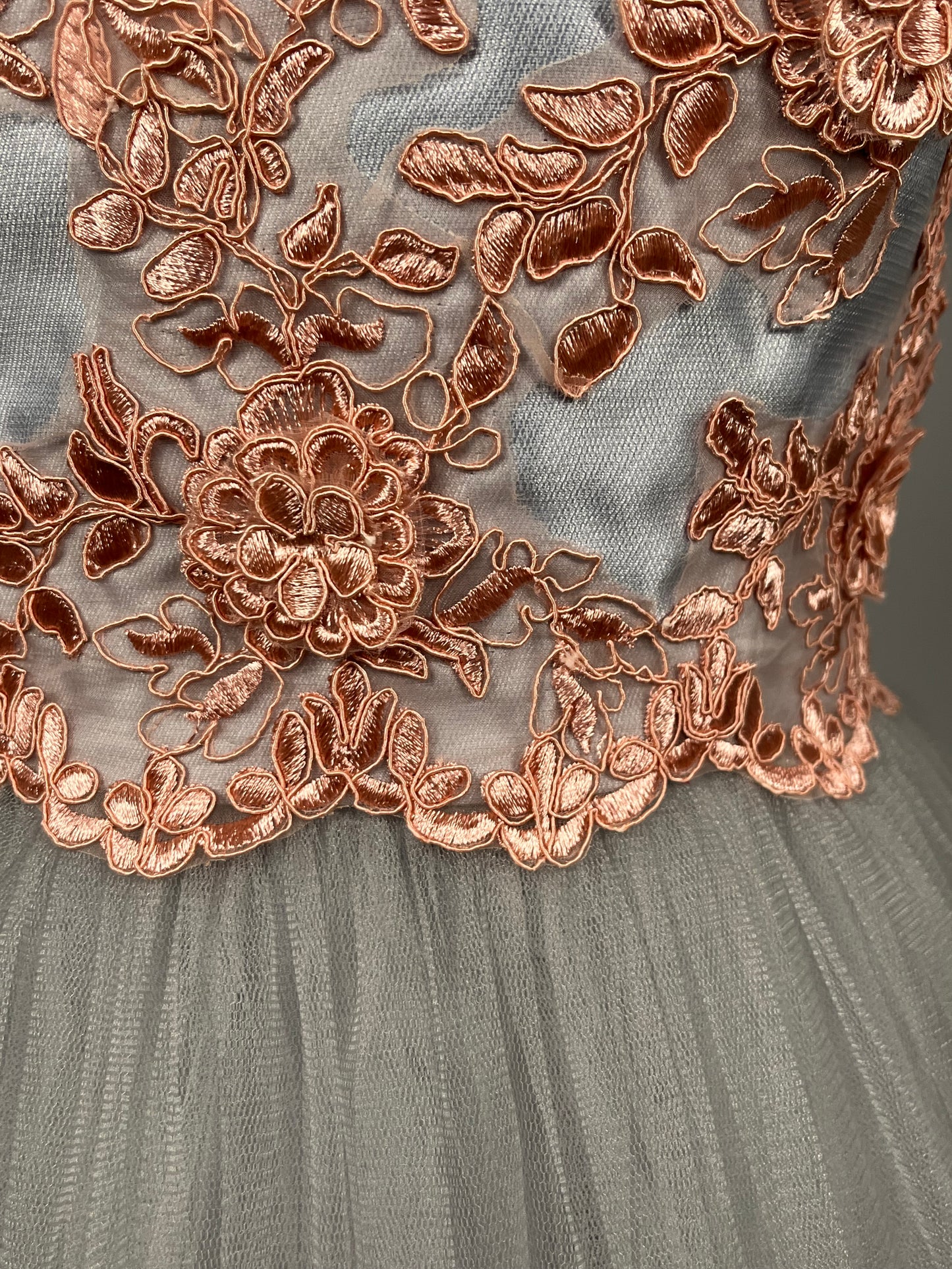 Elegante Grijsblauwe Galajurk met Roségouden Borduursel