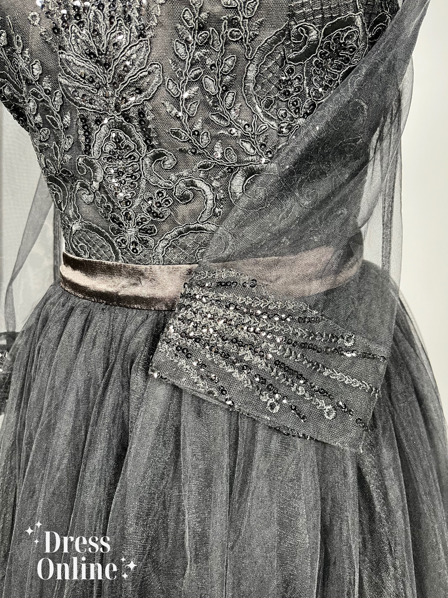 Elegante Gala Jurk in Zwart met Borduurwerk en Doorschijnende Mouwen - Maat XL - 390