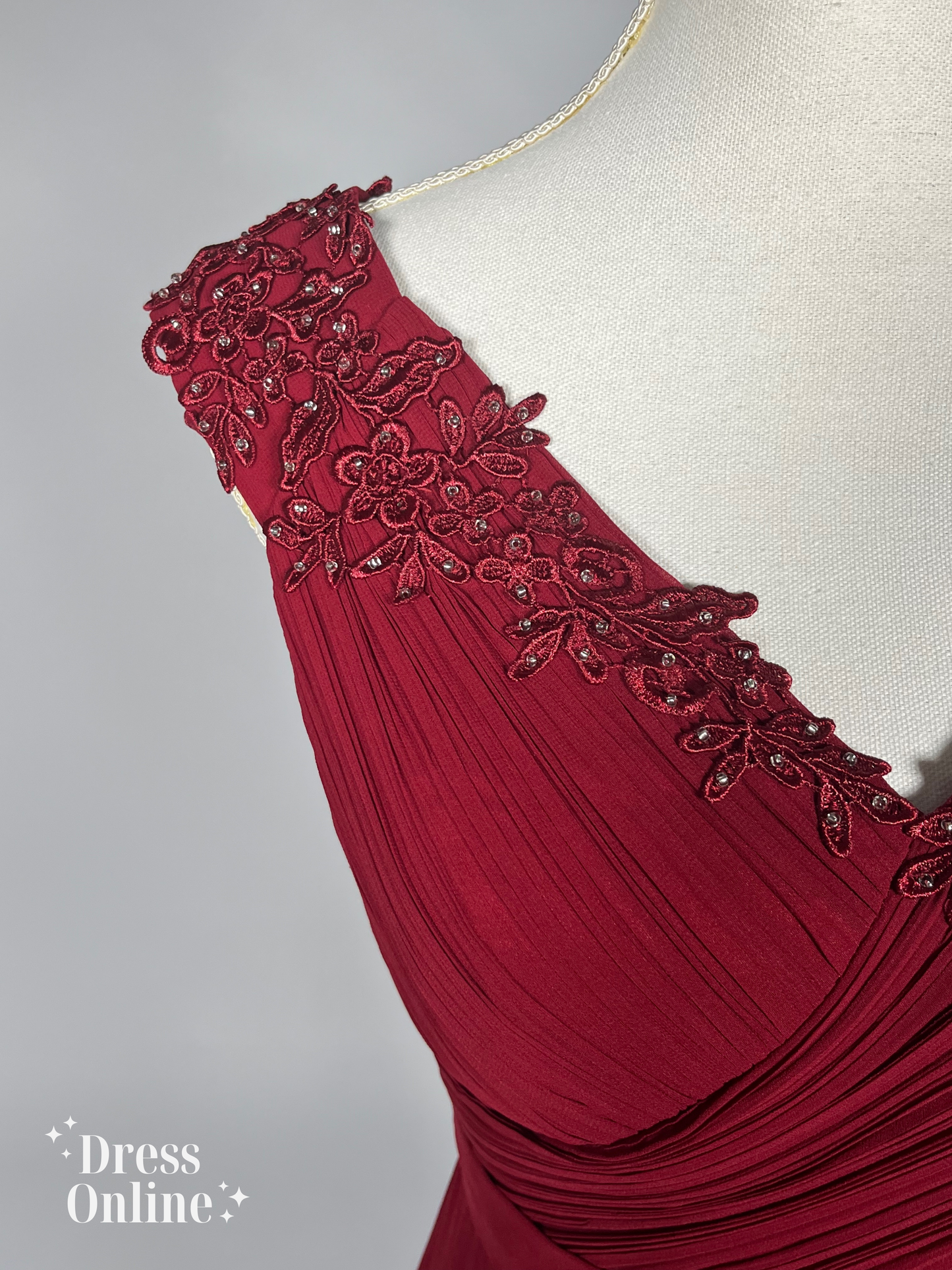 Donkerrode Galajurk met Elegante V-hals en Bloemenkant Maat M - 221