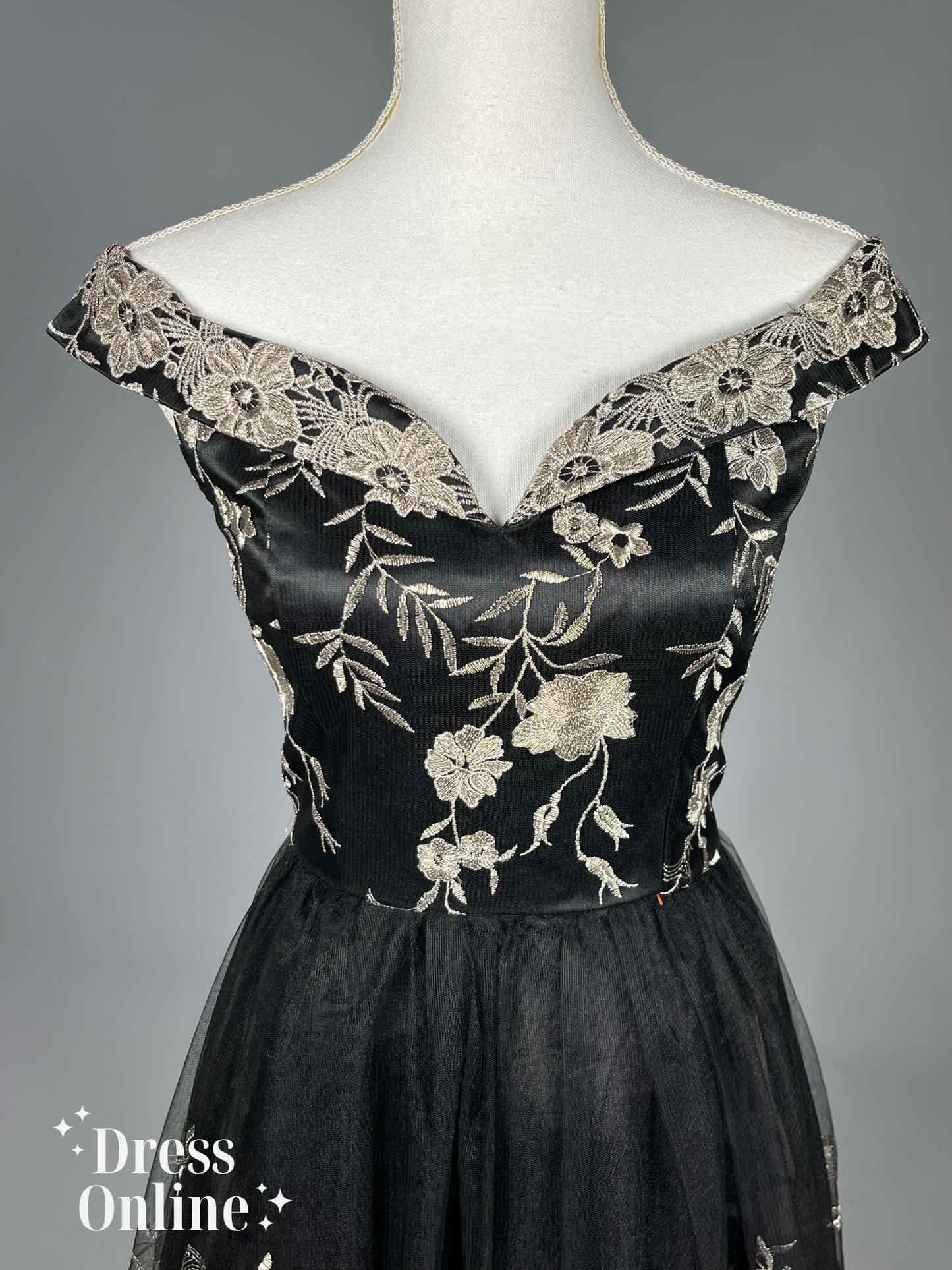 Elegante Zwart-gouden Cocktailjurk met Geborduurde Bloemen - Maat M - 360