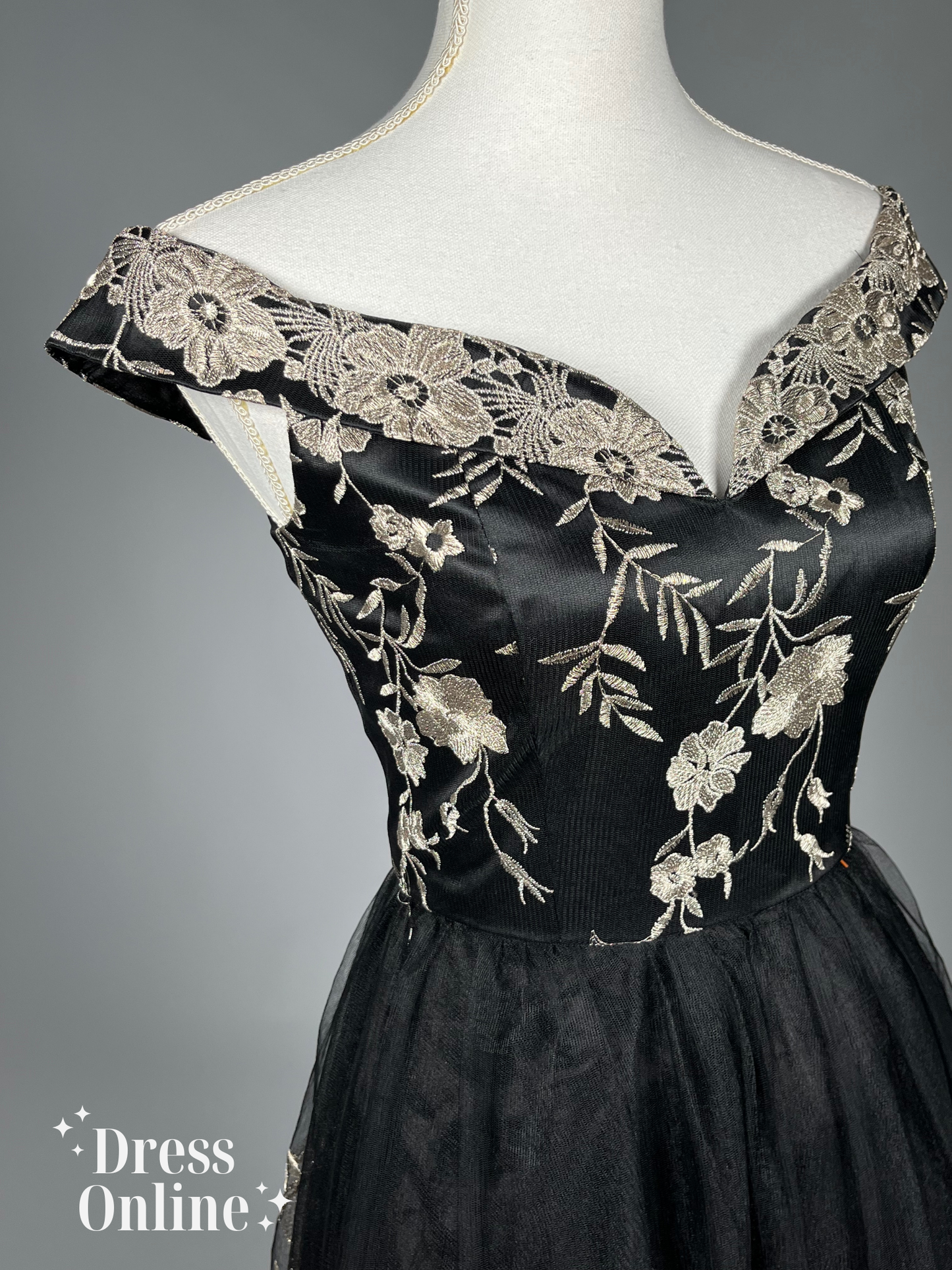 Elegante Zwart-gouden Cocktailjurk met Geborduurde Bloemen - Maat M - 360