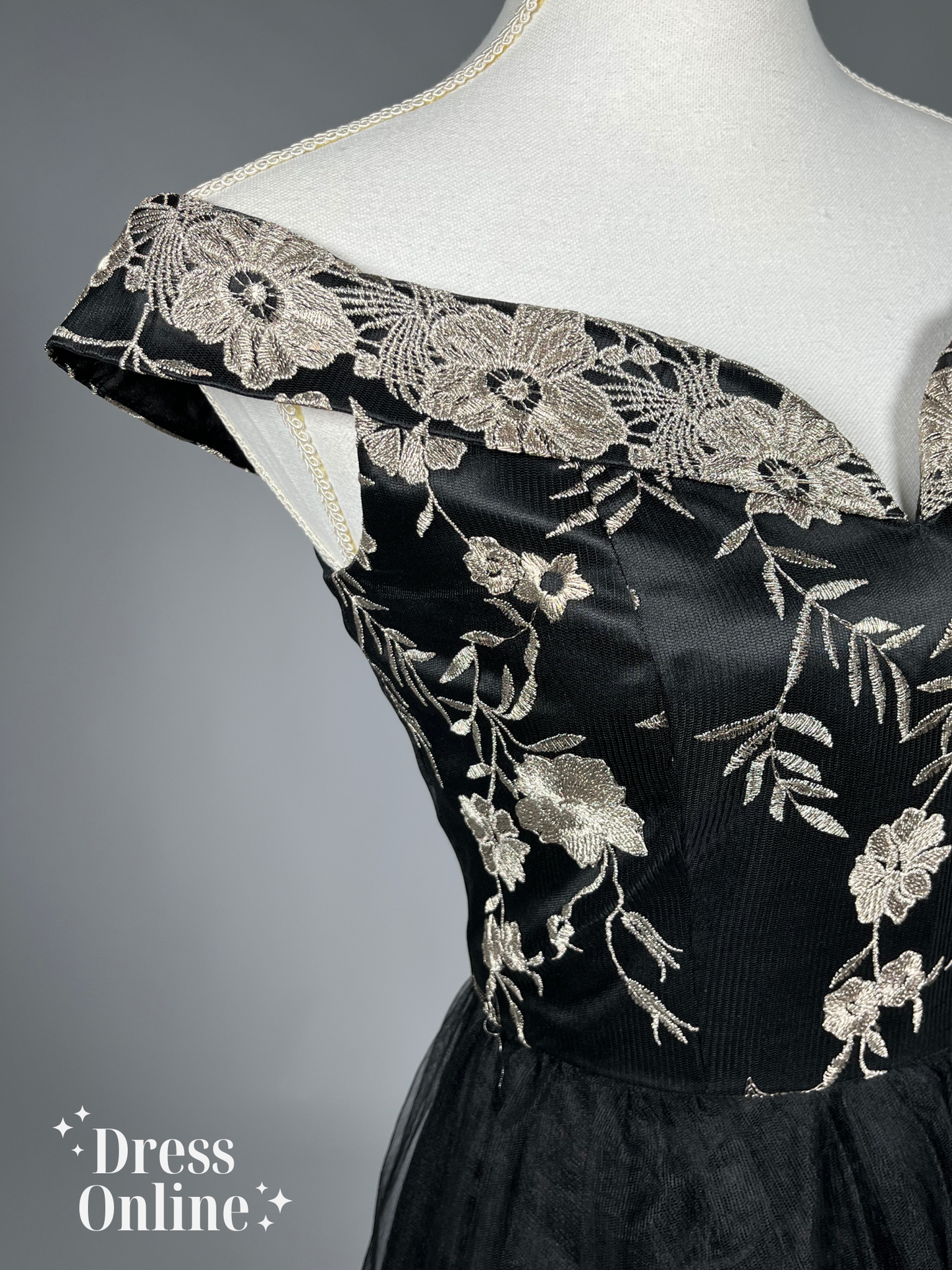 Elegante Zwart-gouden Cocktailjurk met Geborduurde Bloemen - Maat M - 360