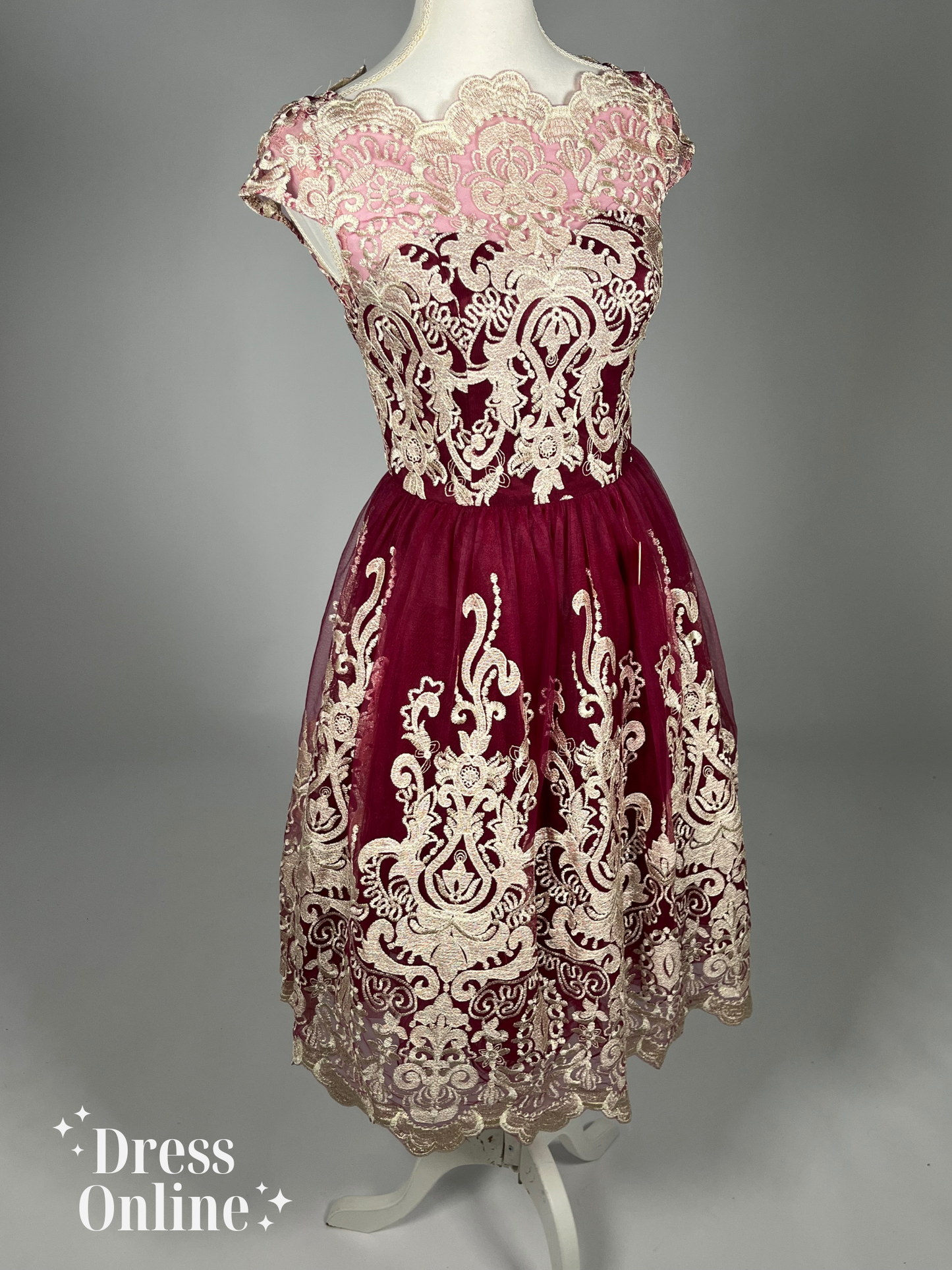 Elegante Bordeauxrode Cocktailjurk met Ivoorkleurig Borduursel - Maat S - 415