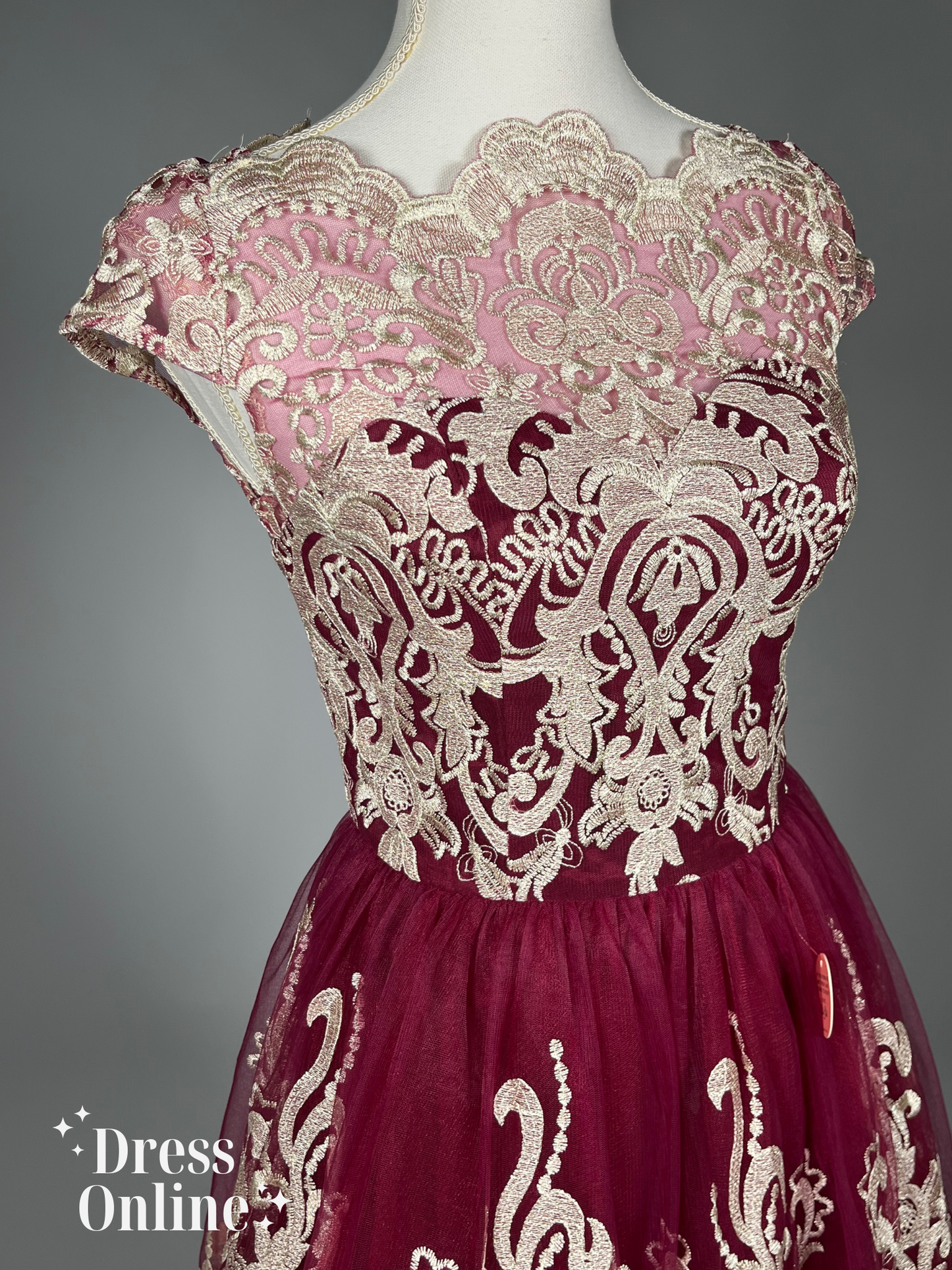 Elegante Bordeauxrode Cocktailjurk met Ivoorkleurig Borduursel - Maat S - 415