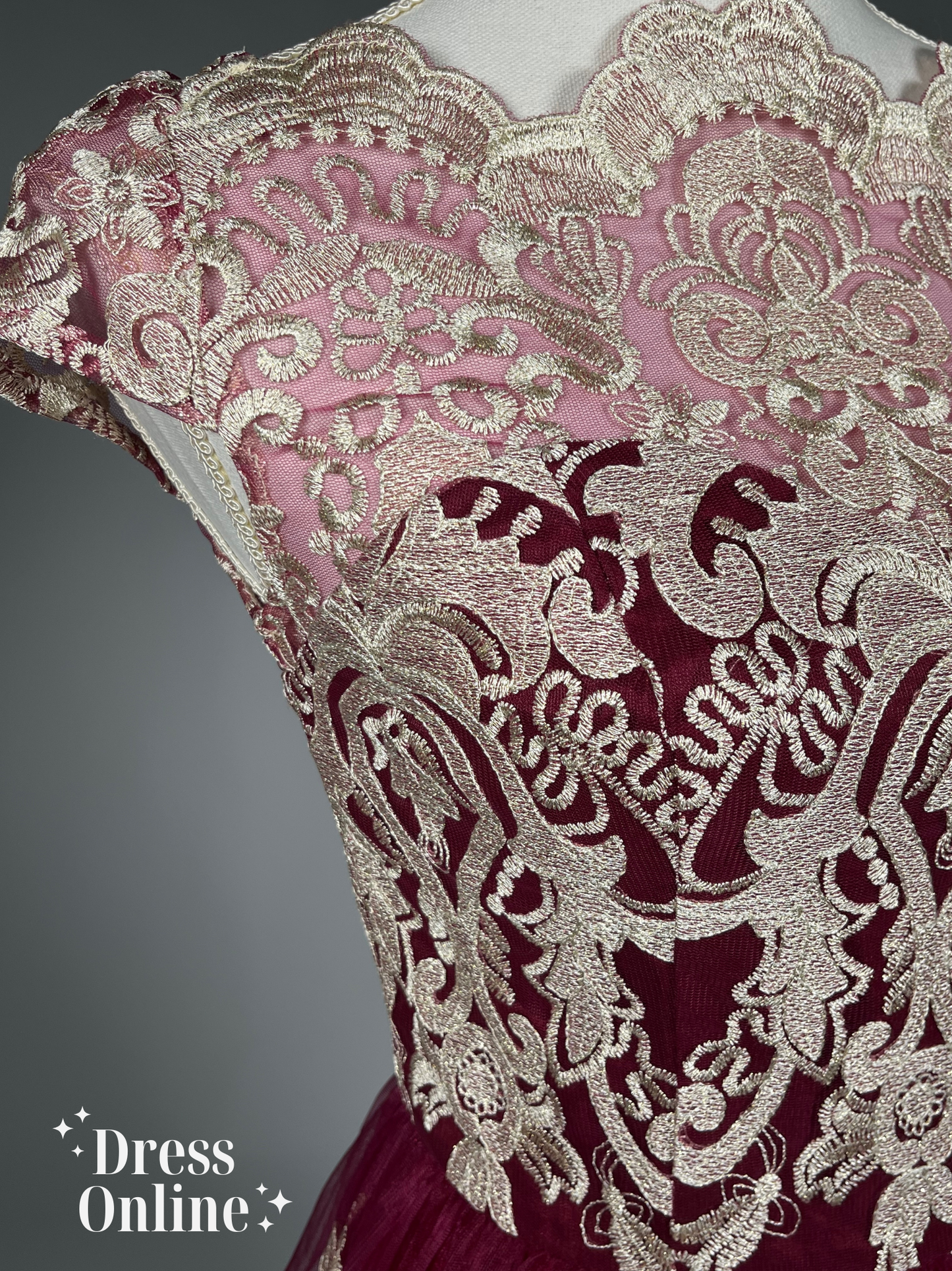 Elegante Bordeauxrode Cocktailjurk met Ivoorkleurig Borduursel - Maat S - 415