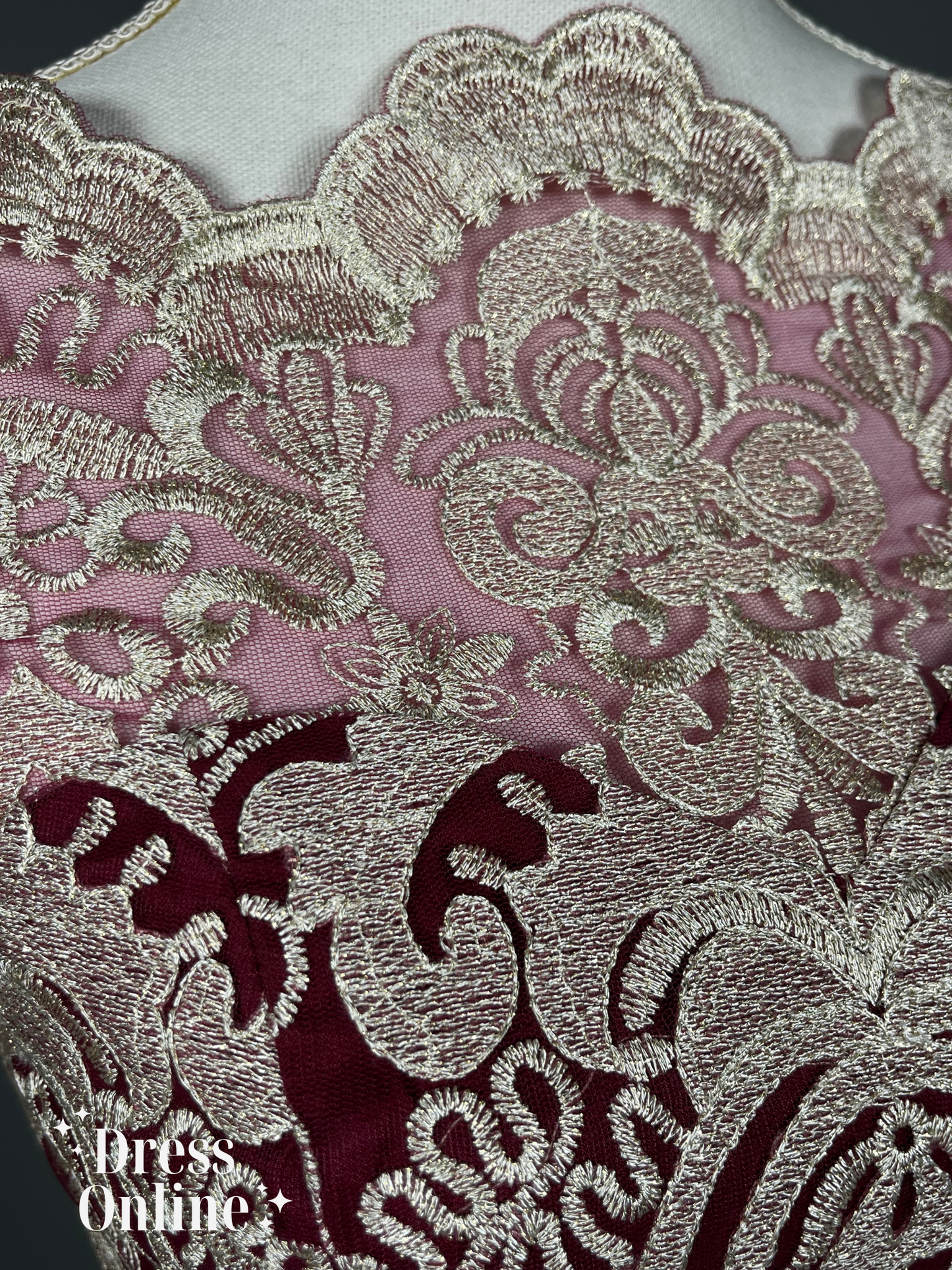 Elegante Bordeauxrode Cocktailjurk met Ivoorkleurig Borduursel - Maat S - 415