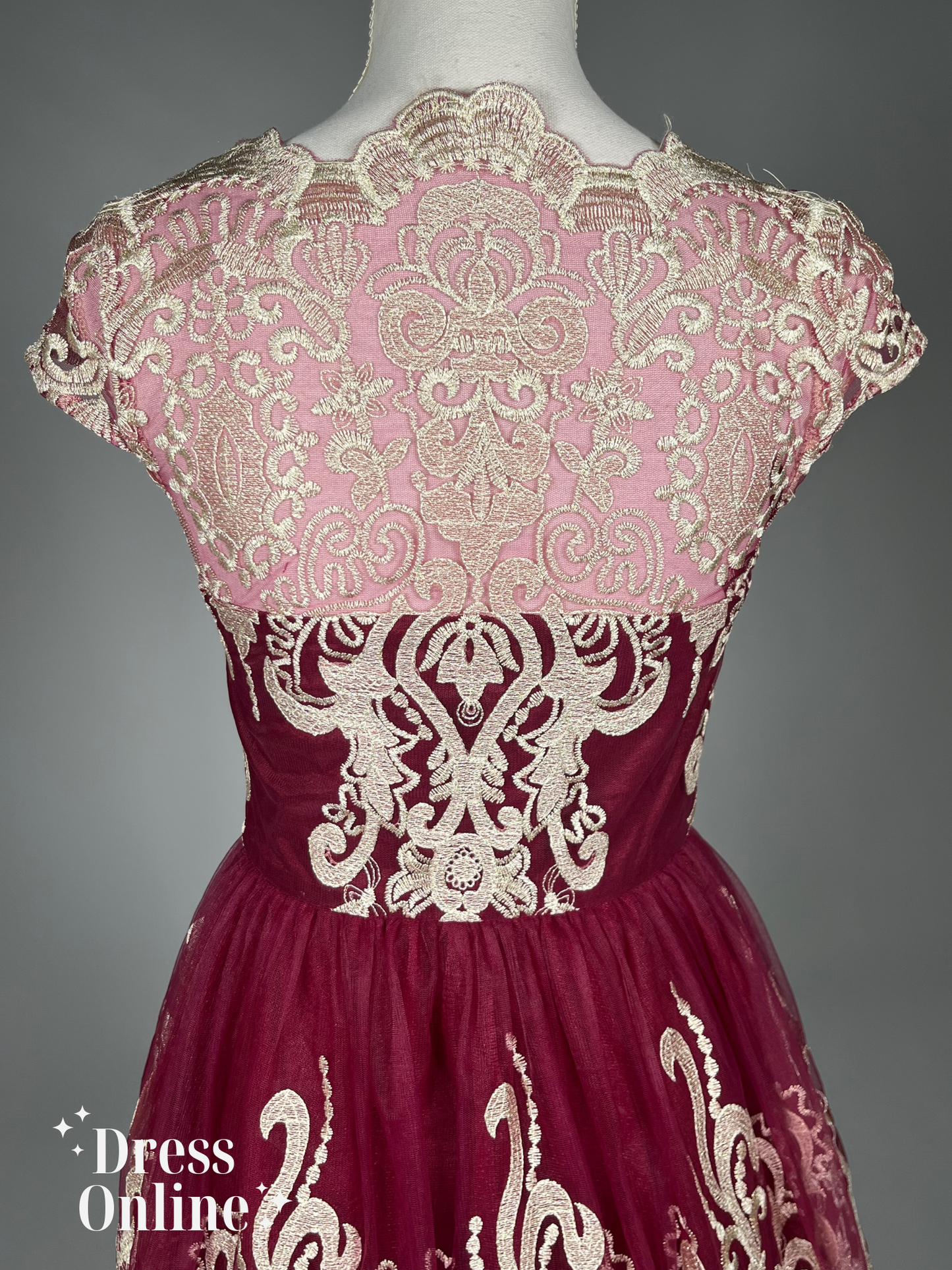 Elegante Bordeauxrode Cocktailjurk met Ivoorkleurig Borduursel - Maat S - 415