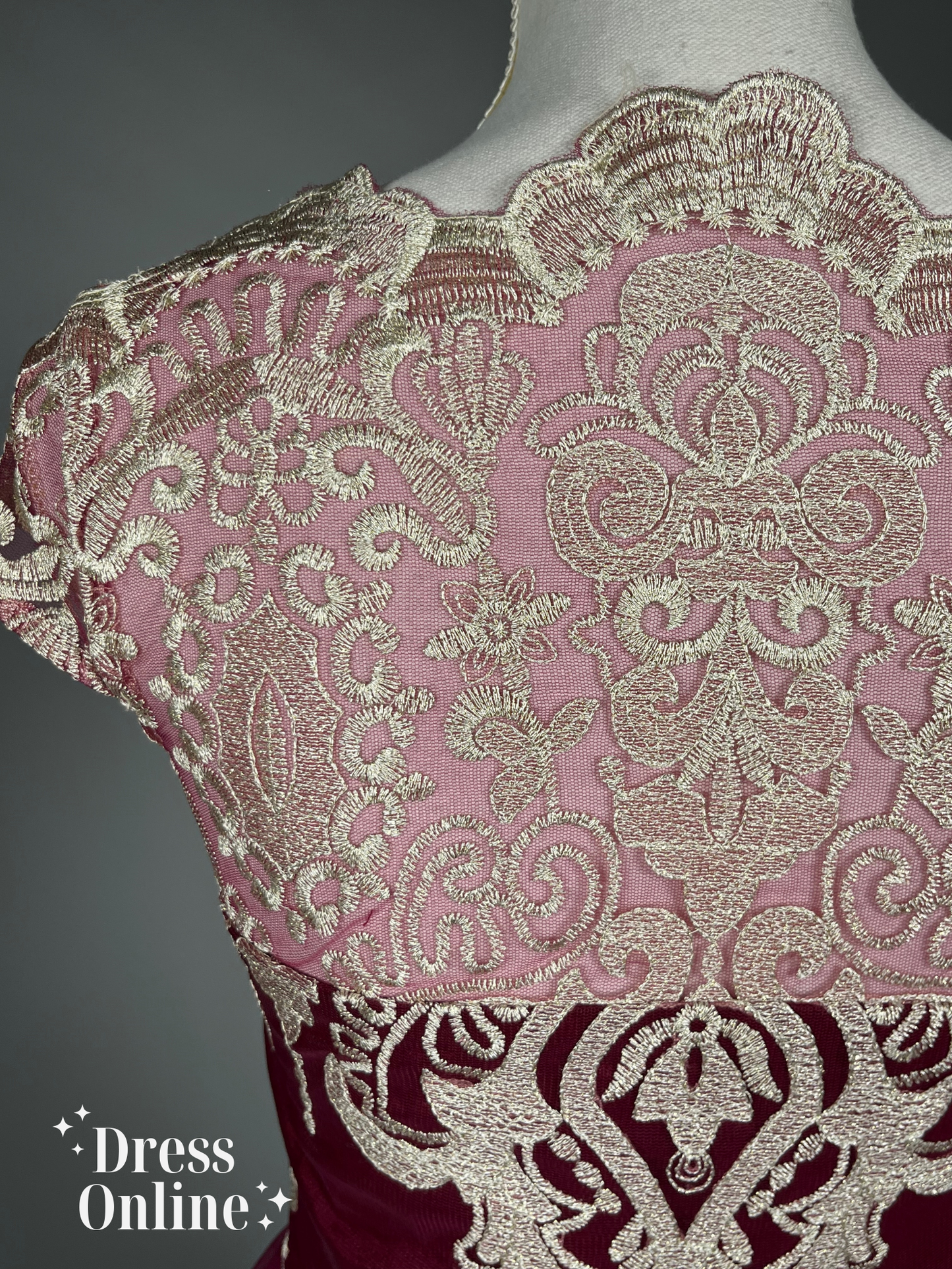 Elegante Bordeauxrode Cocktailjurk met Ivoorkleurig Borduursel - Maat S - 415