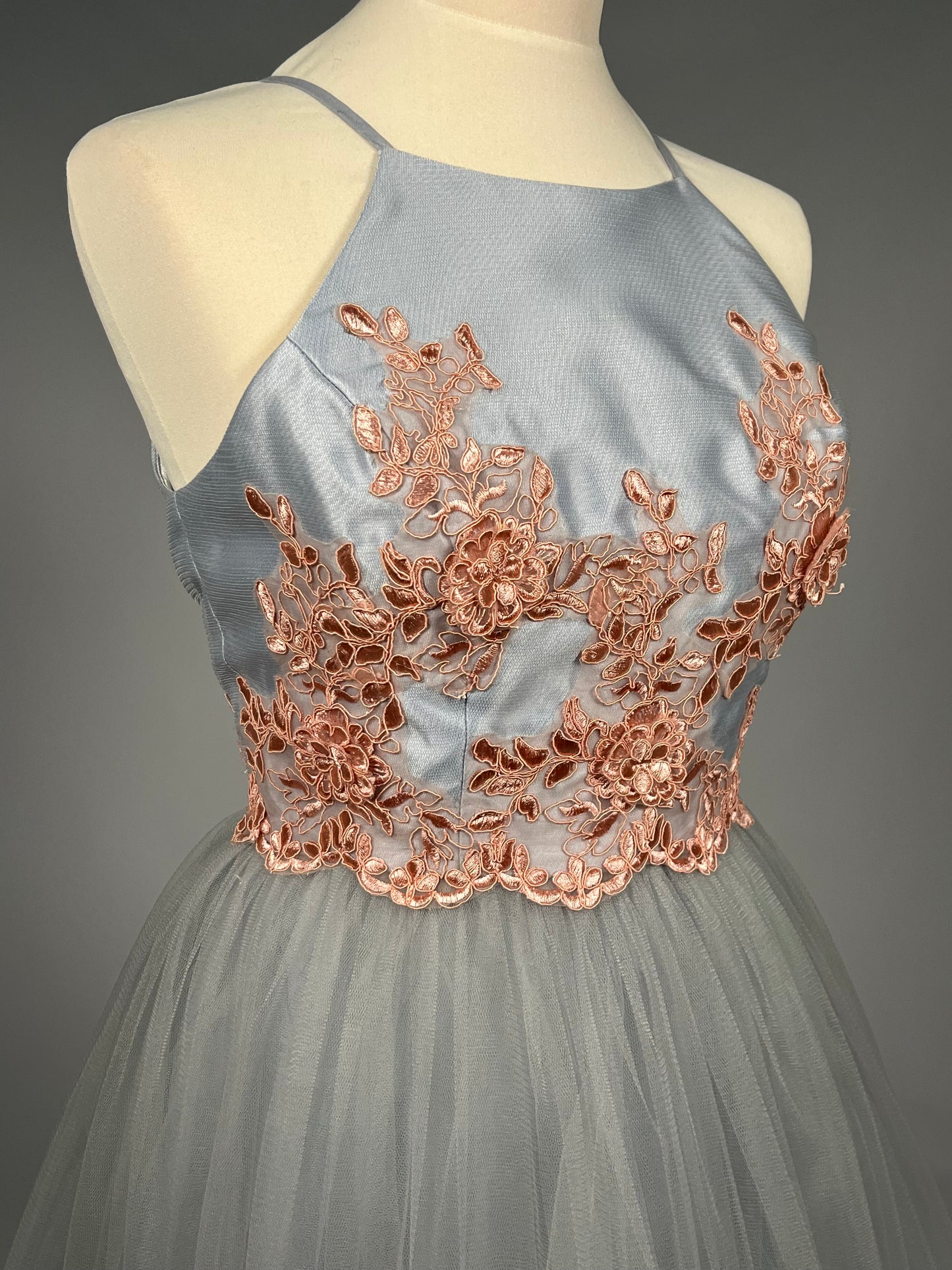 Elegante Grijsblauwe Galajurk met Roségouden Borduursel