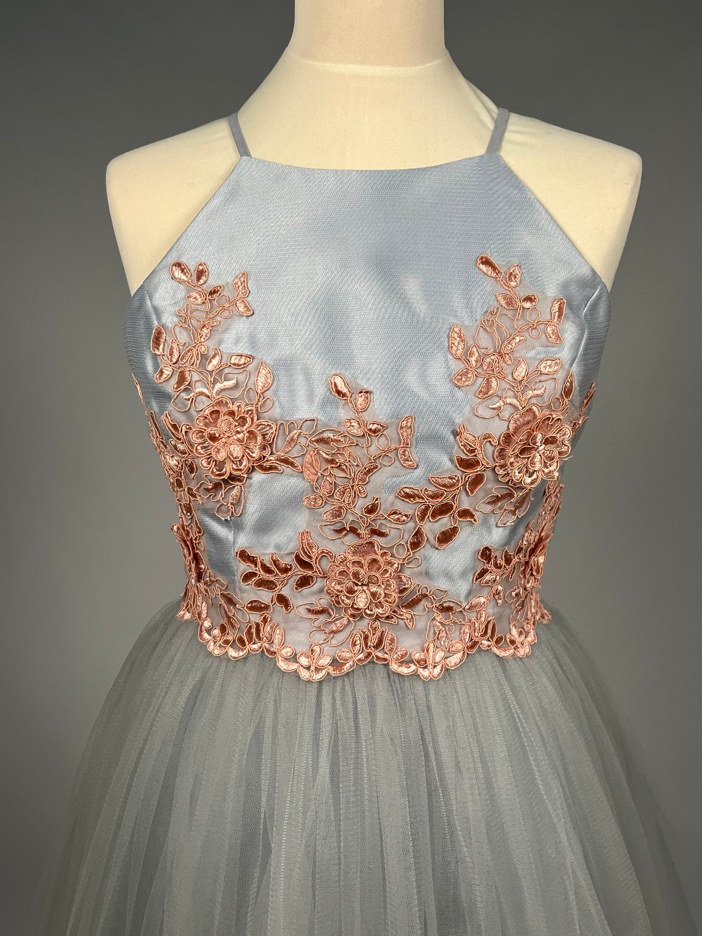 Elegante Grijsblauwe Galajurk met Roségouden Borduursel