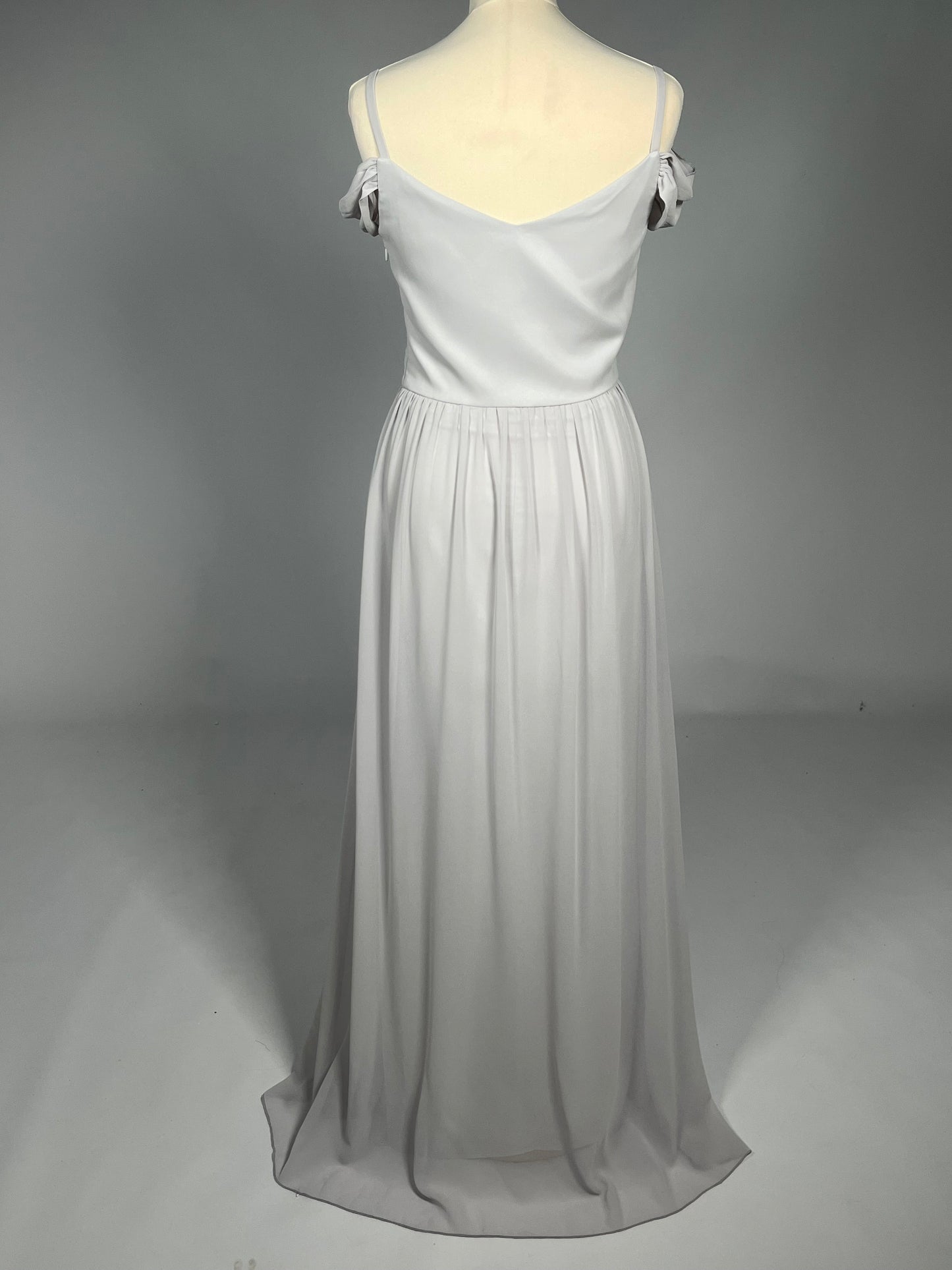 Elegante Lichtgrijze Galajurk met Schouderdetails - Chi Chi London - Maat 38