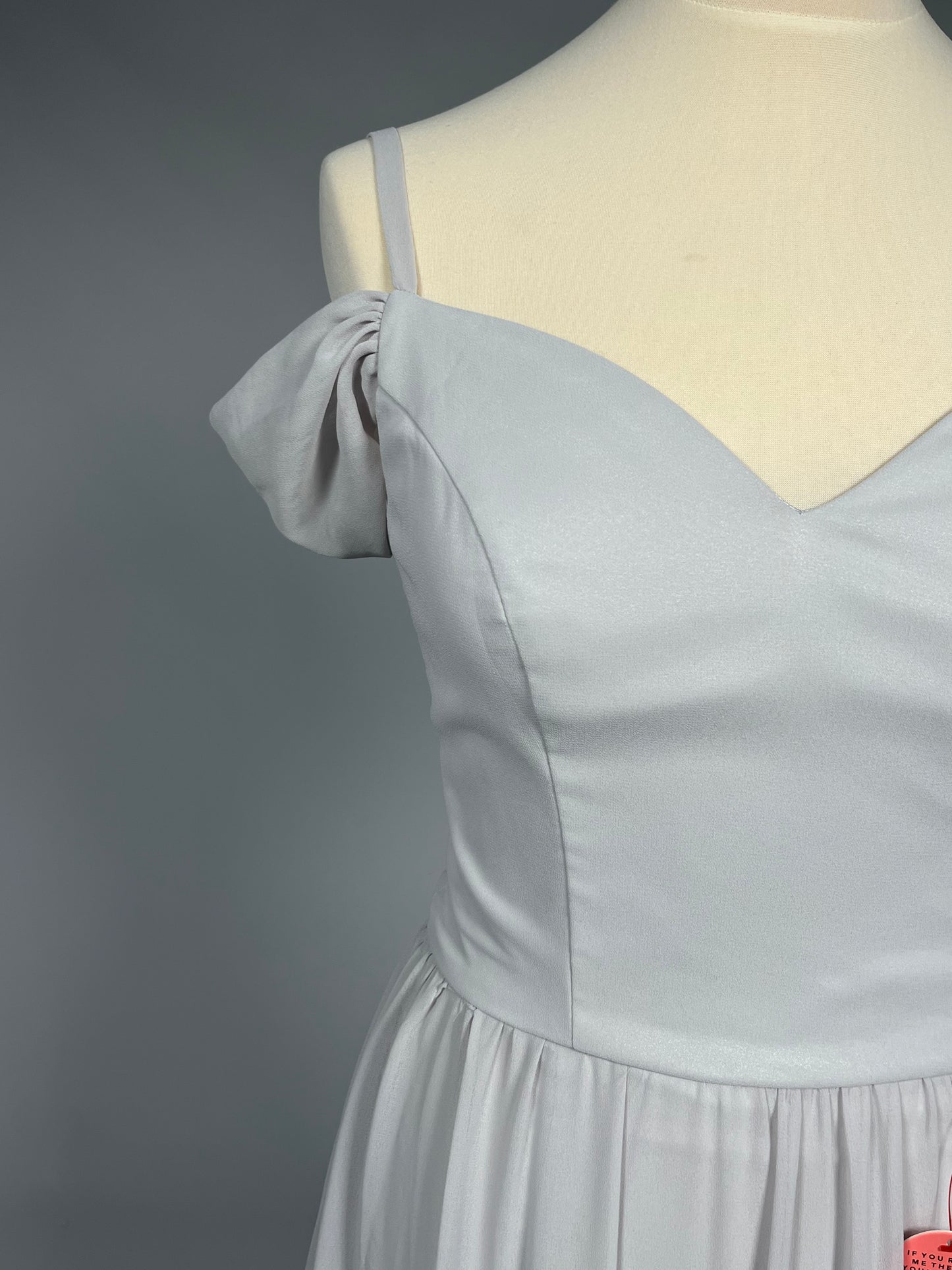 Elegante Lichtgrijze Galajurk met Schouderdetails - Chi Chi London - Maat 38