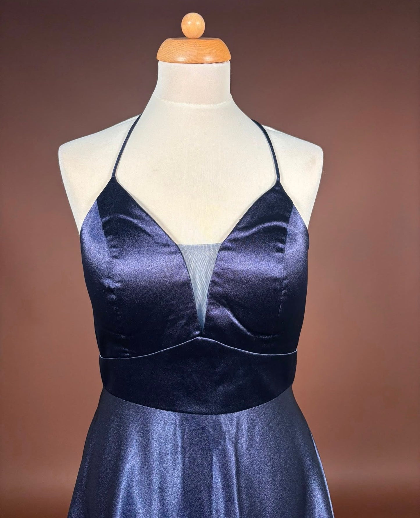007 Marineblauwe Satijnen Galajurk met Plunge V-hals – Eva & Lola