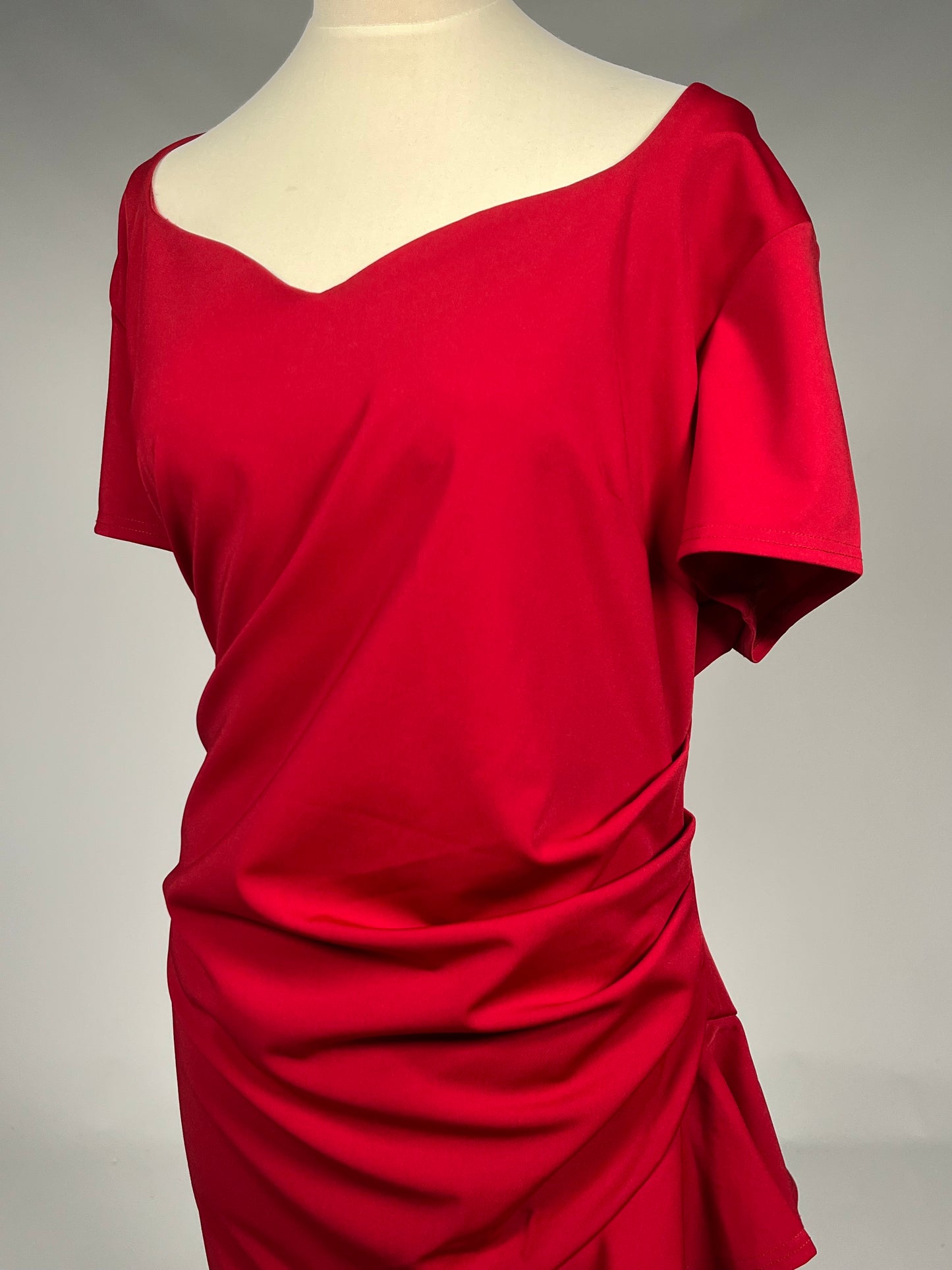 Elegante Rode Cocktailjurk met Ruches - Maat 52