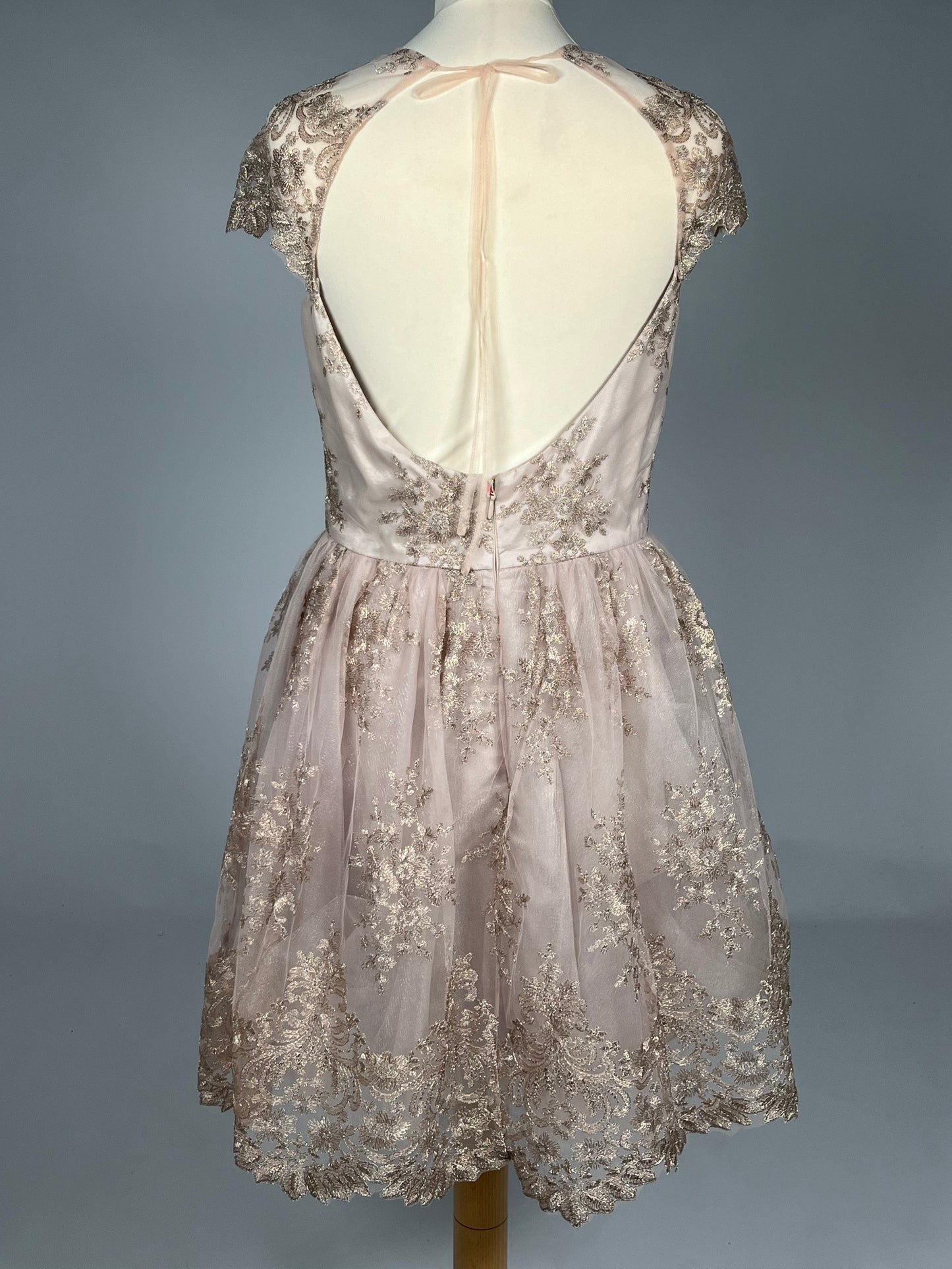 Elegante Poederroze Galajurk met Goudkleurig Borduursel