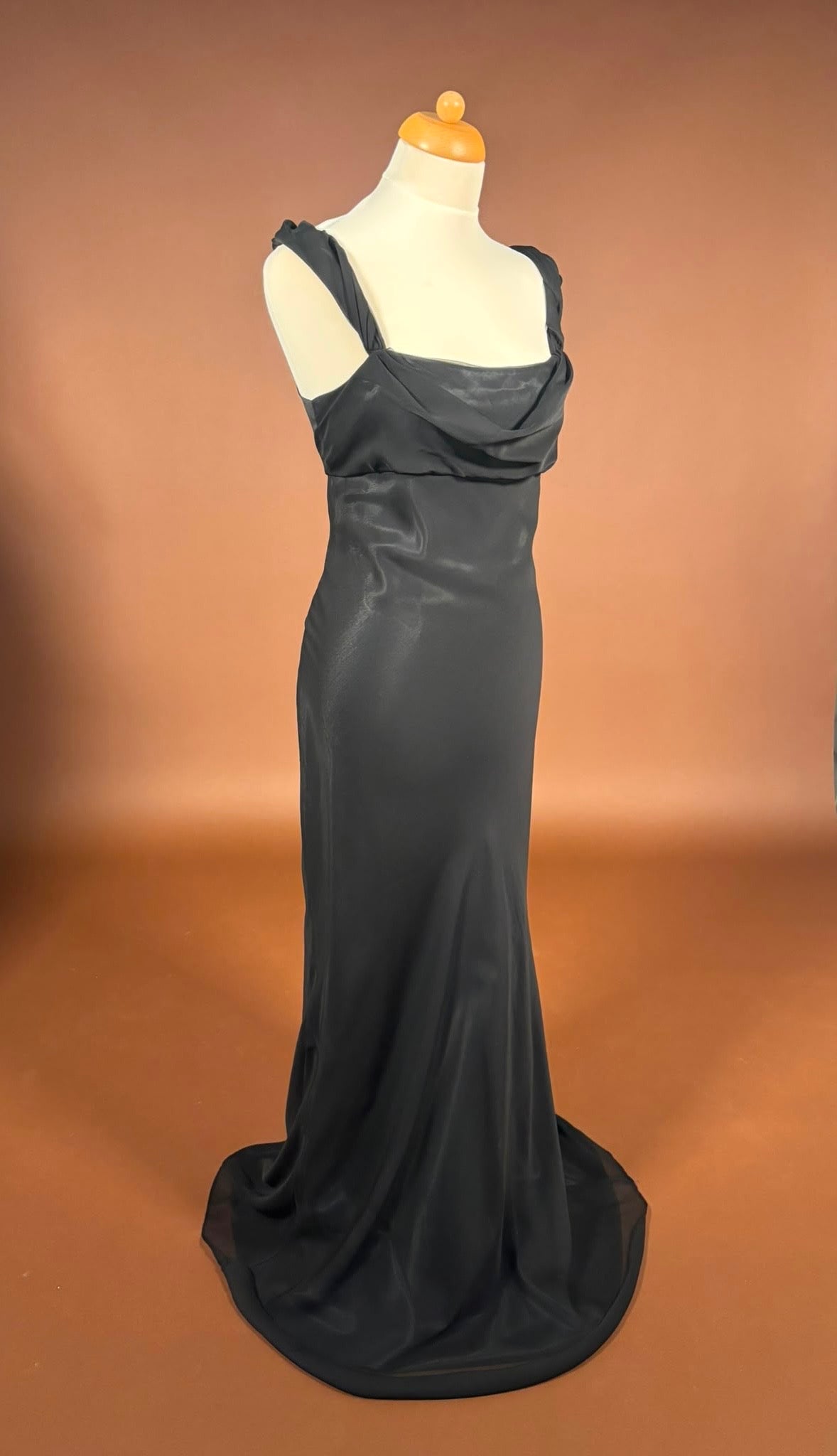 006 Zwarte Satijnen Avondjurk met Drapering – ONLY