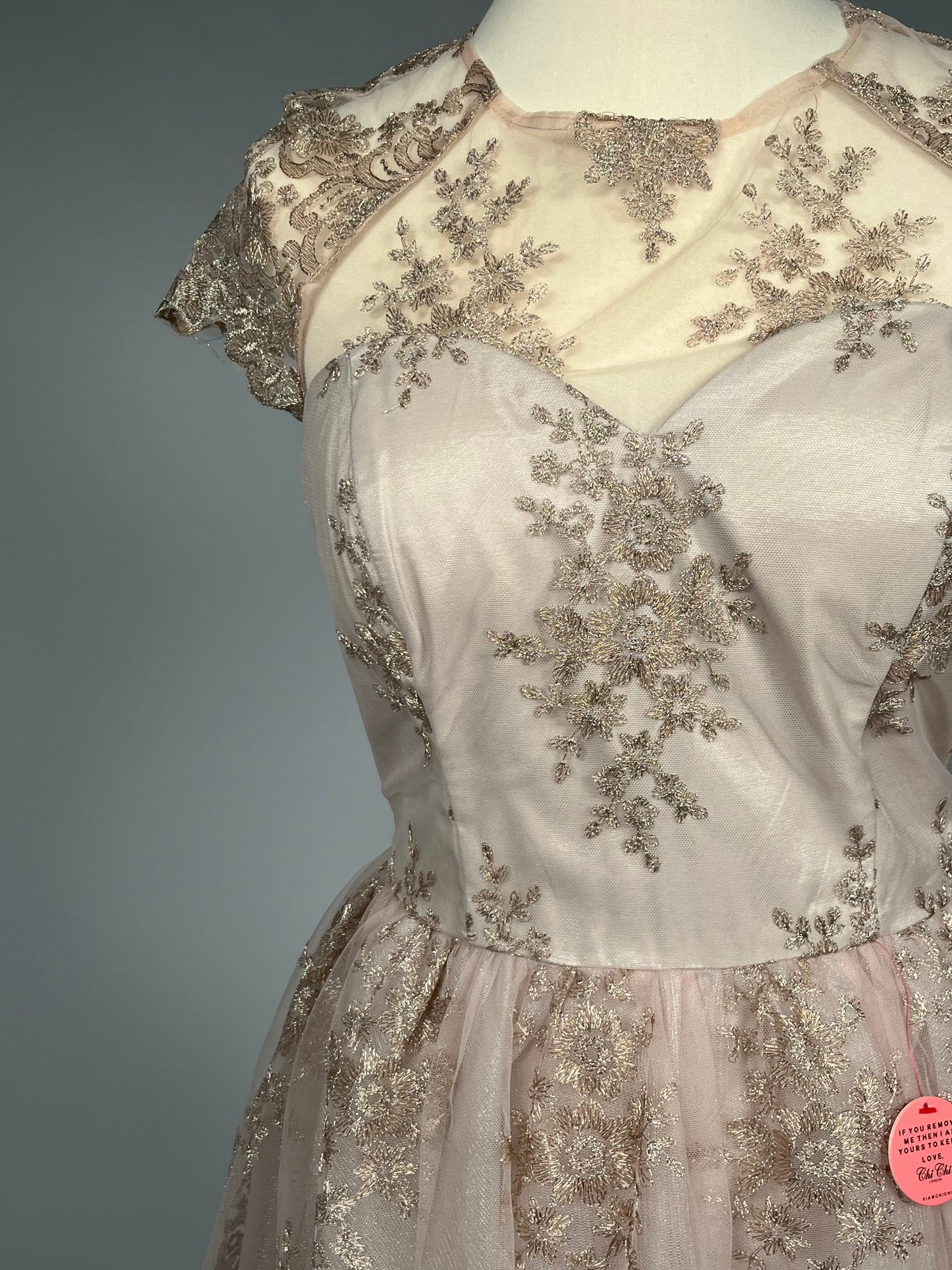 Elegante Poederroze Galajurk met Goudkleurig Borduursel