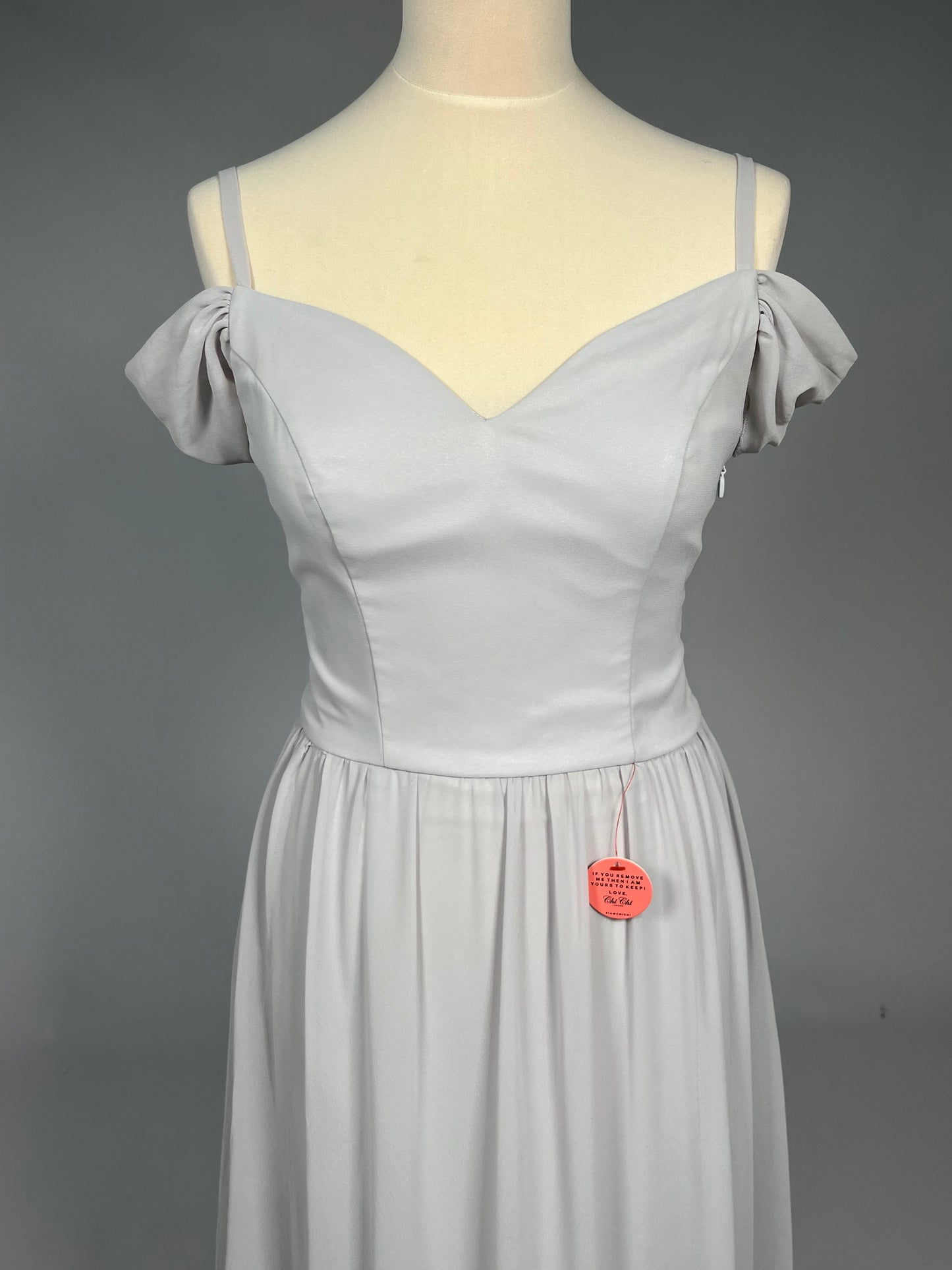 Elegante Lichtgrijze Galajurk met Schouderdetails - Chi Chi London - Maat 38