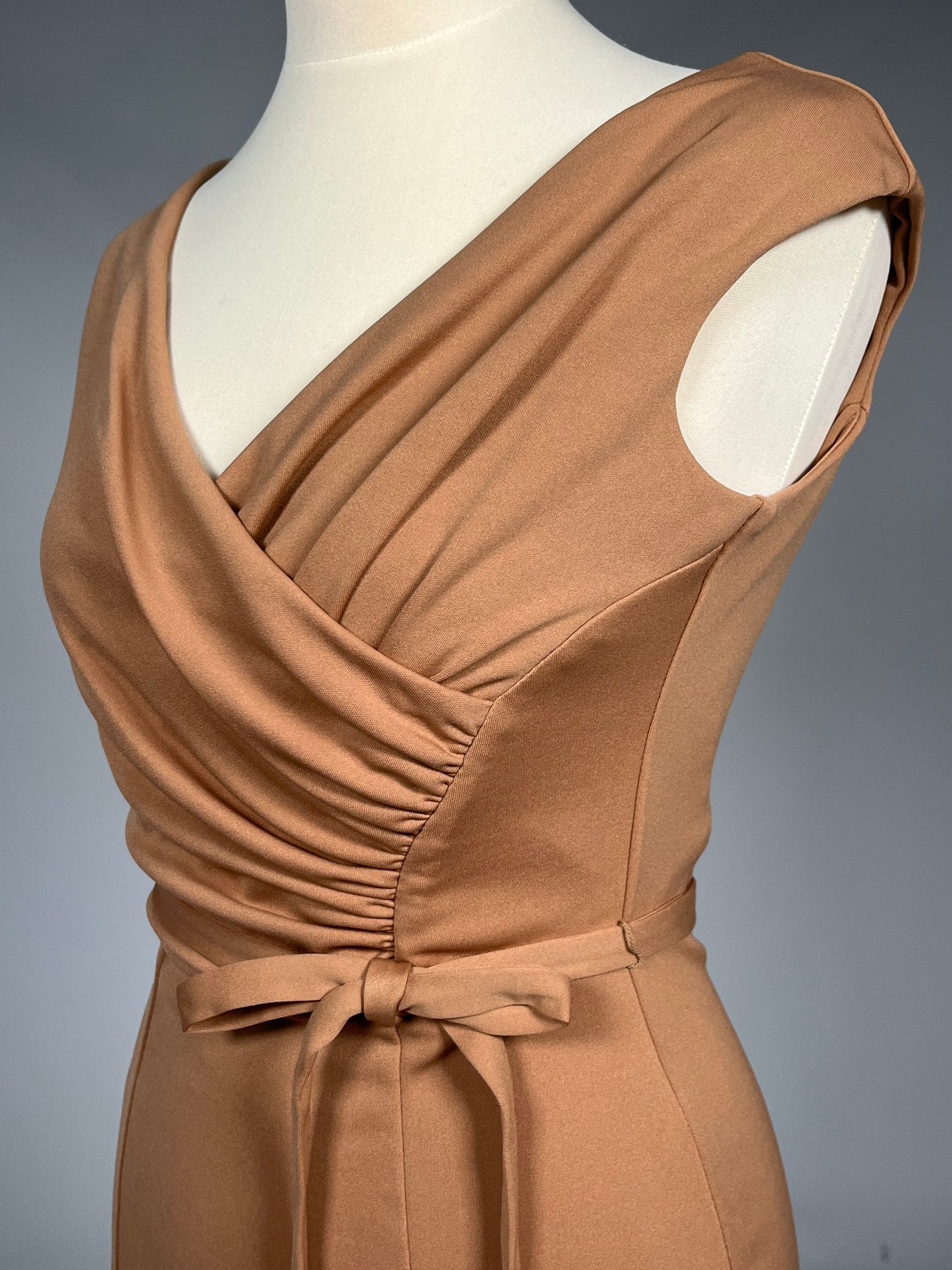 Elegante Cognackleurige Galajurk met Drapering