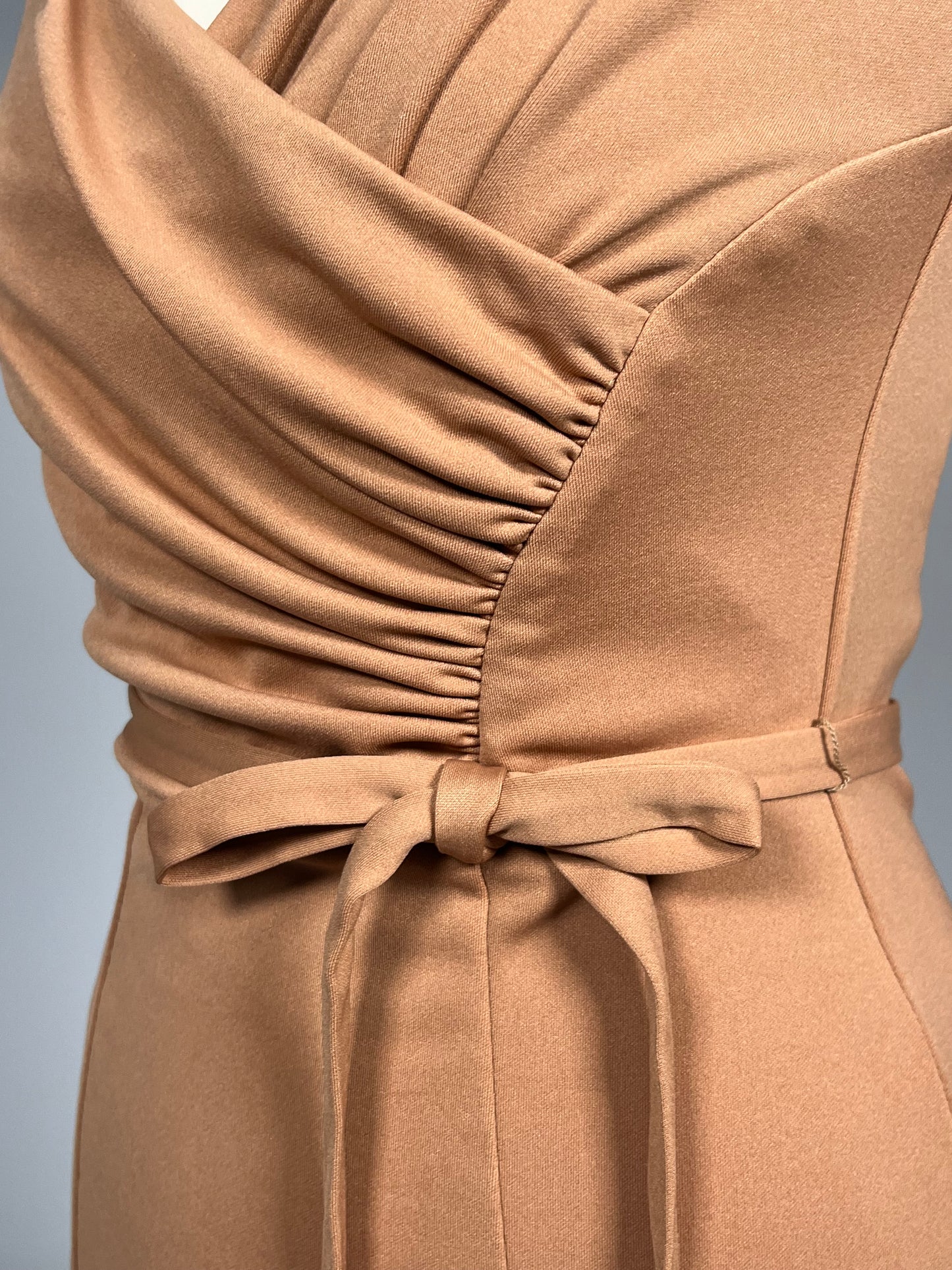 Elegante Cognackleurige Galajurk met Drapering