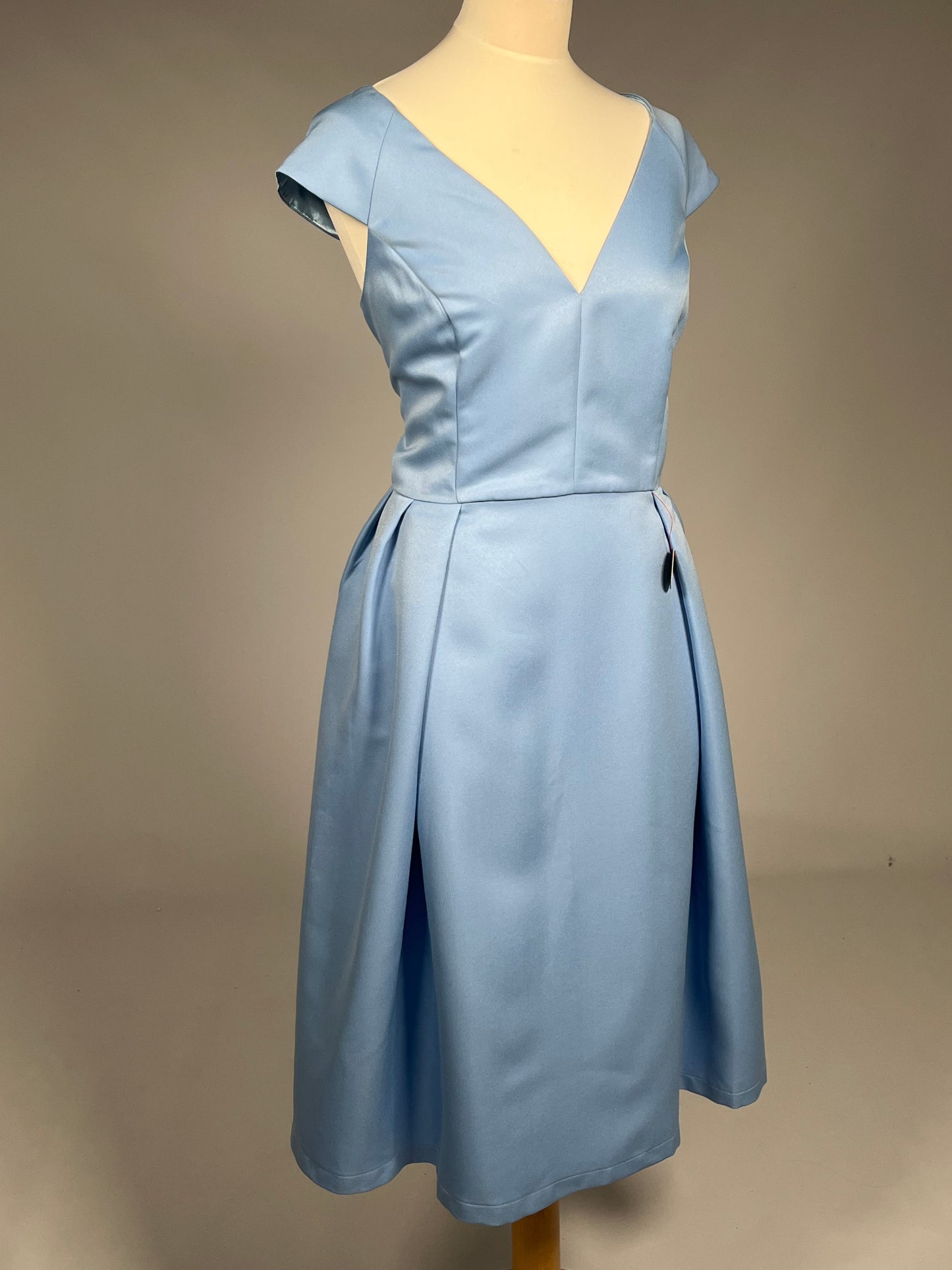 Elegante Lichtblauwe Galajurk met V-hals - Maat XLUK18