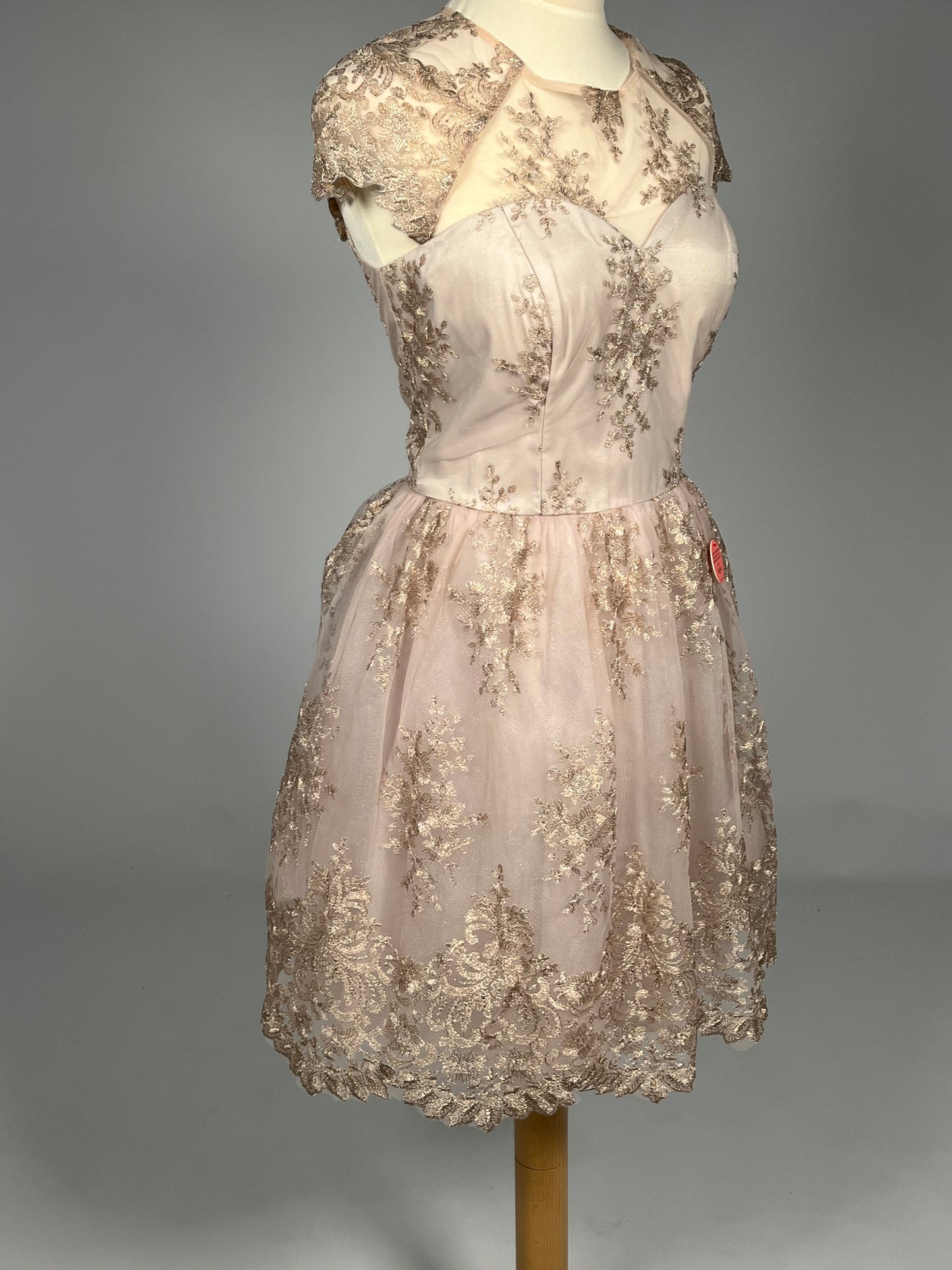 Elegante Poederroze Galajurk met Goudkleurig Borduursel