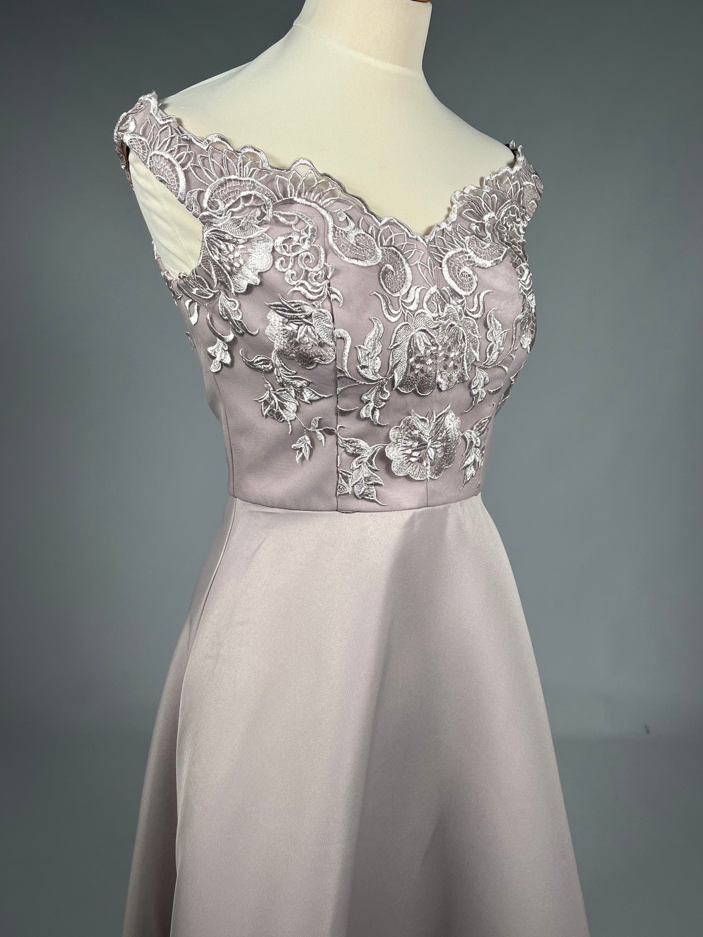 Elegante Poederroze Galajurk met Kant - Maat S UK 10