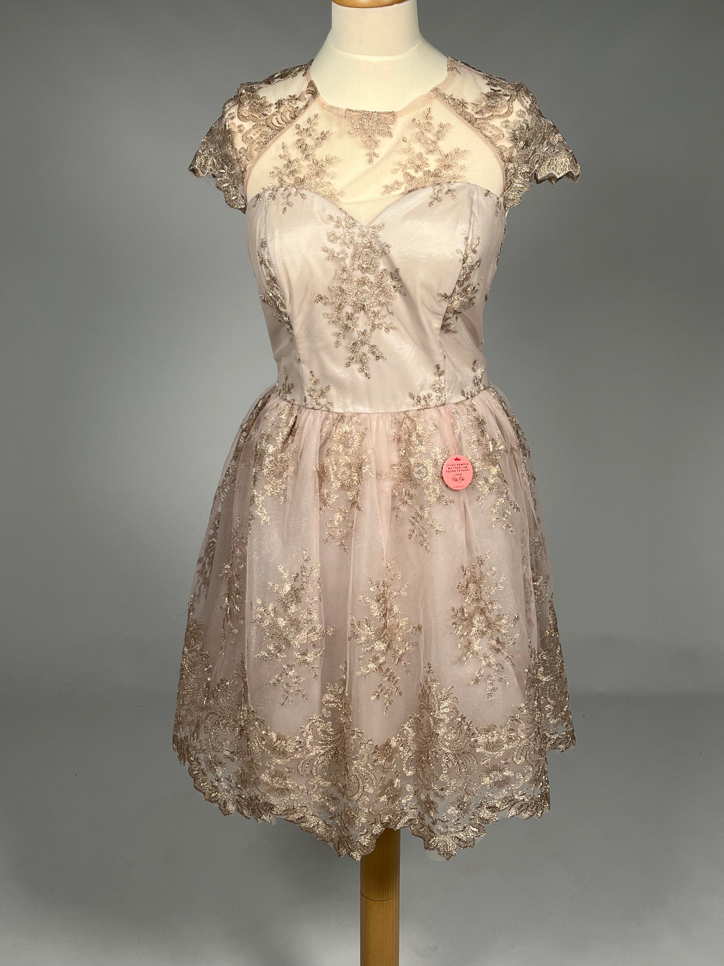 Elegante Poederroze Galajurk met Goudkleurig Borduursel