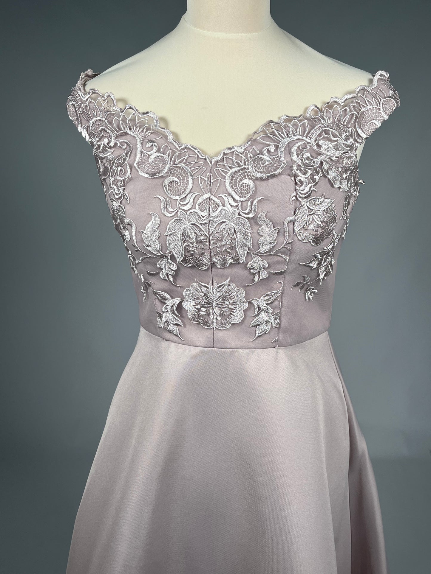 Elegante Poederroze Galajurk met Kant - Maat S UK 10