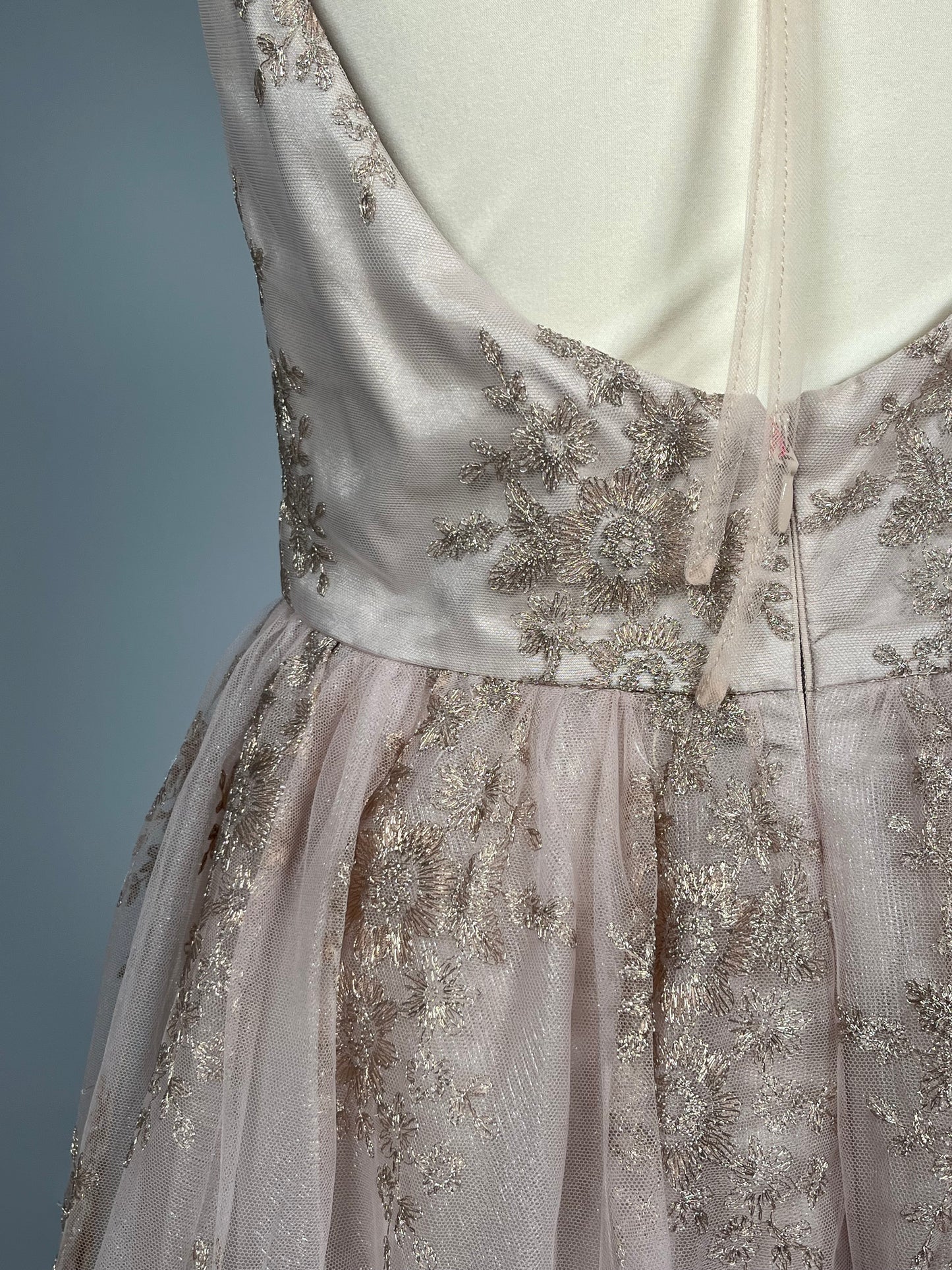 Elegante Poederroze Galajurk met Goudkleurig Borduursel
