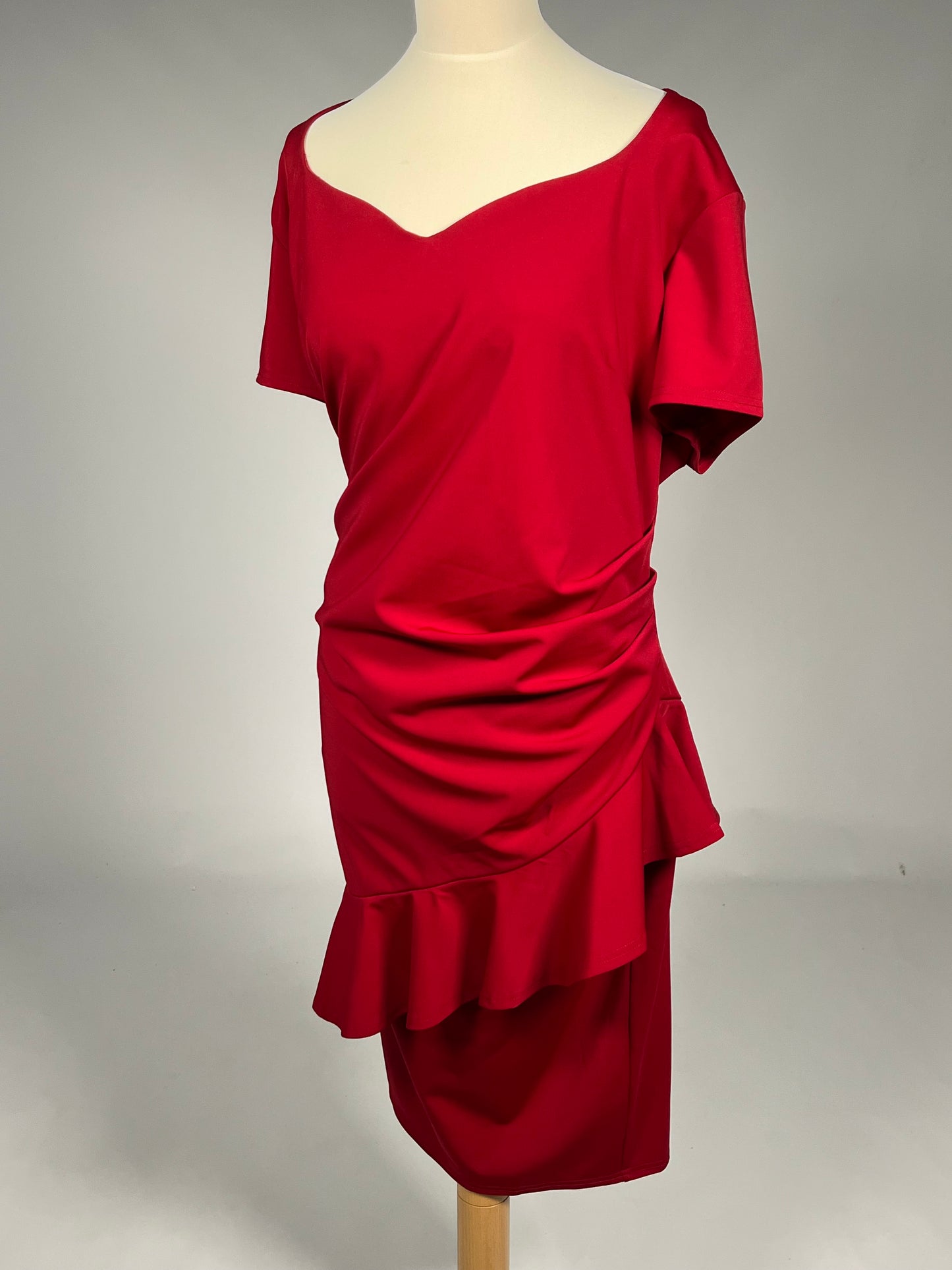 Elegante Rode Cocktailjurk met Ruches - Maat 52