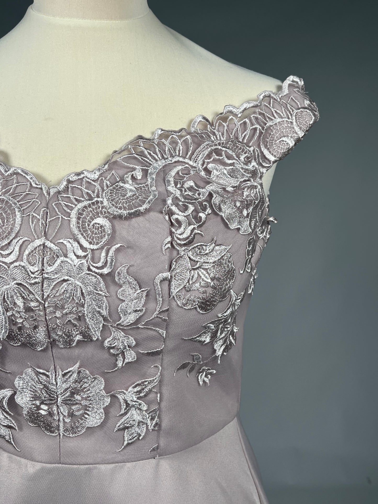Elegante Poederroze Galajurk met Kant - Maat S UK 10