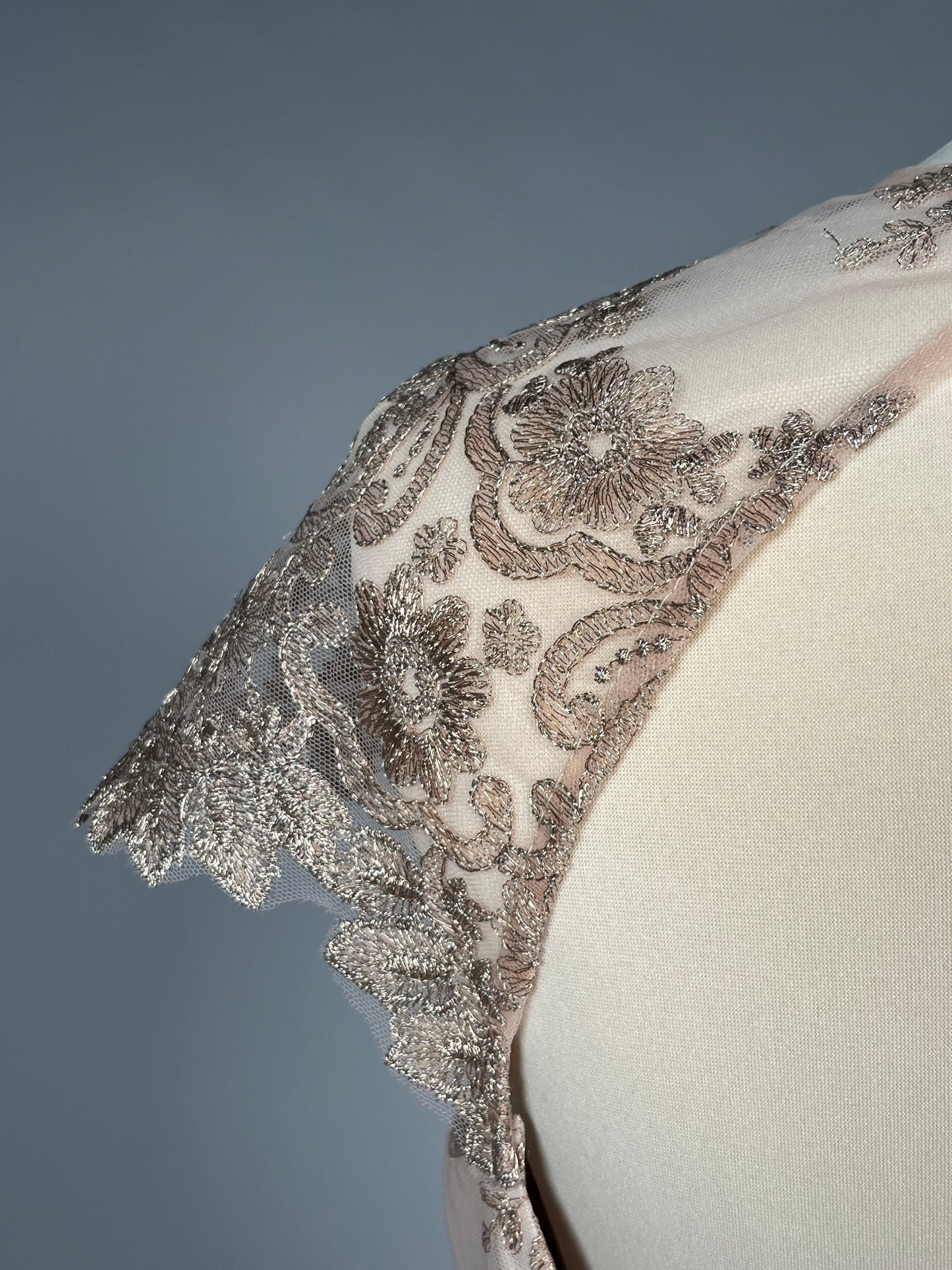 Elegante Poederroze Galajurk met Goudkleurig Borduursel