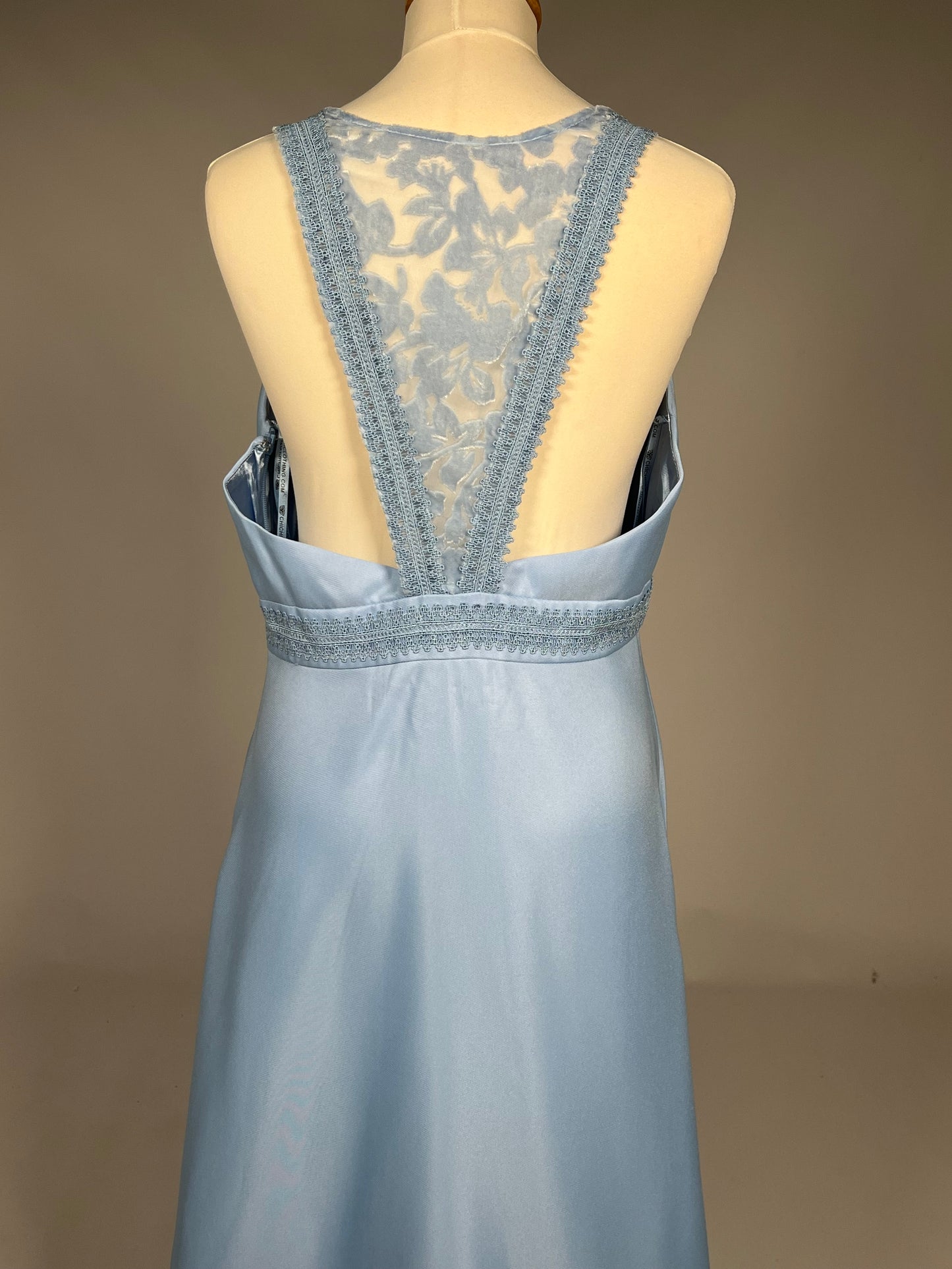 Elegante Lichtblauwe High-Low Jurk met Kant - Chi Chi London - Maat 44 (UK 16)